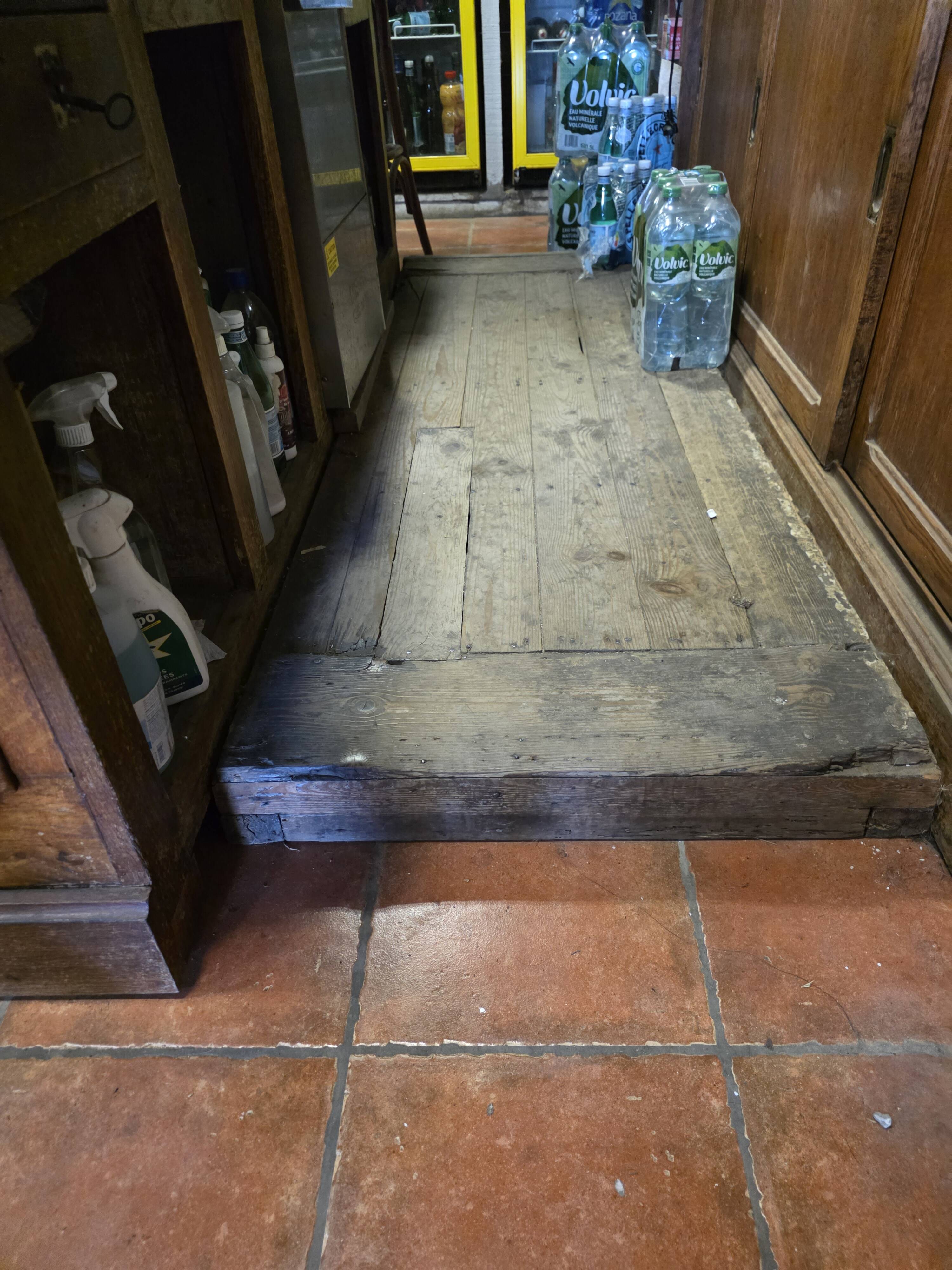 Comptoir de bistrot dessus en pointe de Hongrie