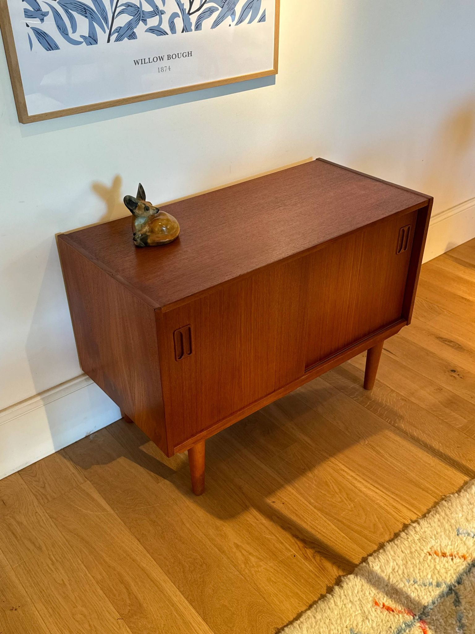 Petit buffet scandinave vintage en teck "Lauge"