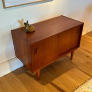 Petit buffet scandinave vintage en teck "Lauge"