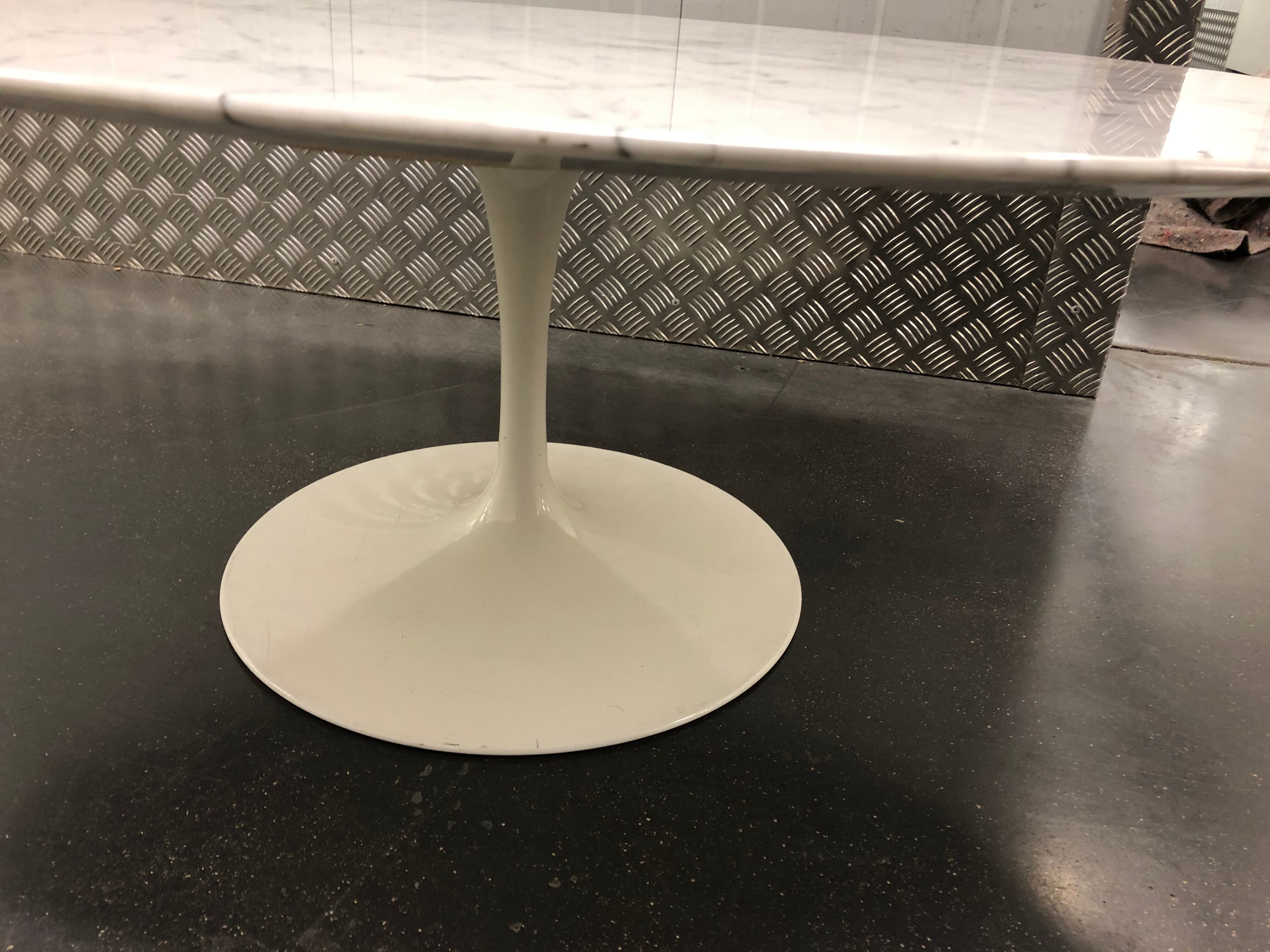 Oval coffee table by Eero Saarinen for Knoll