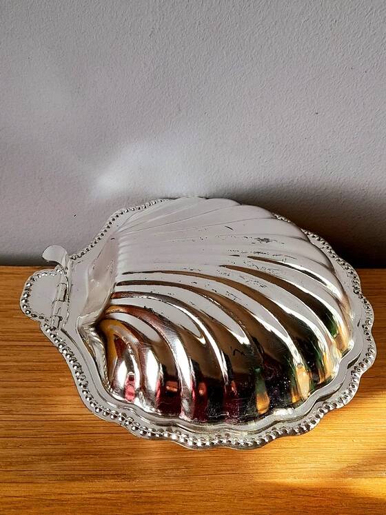 Shell-shaped butter dish in stainless steel