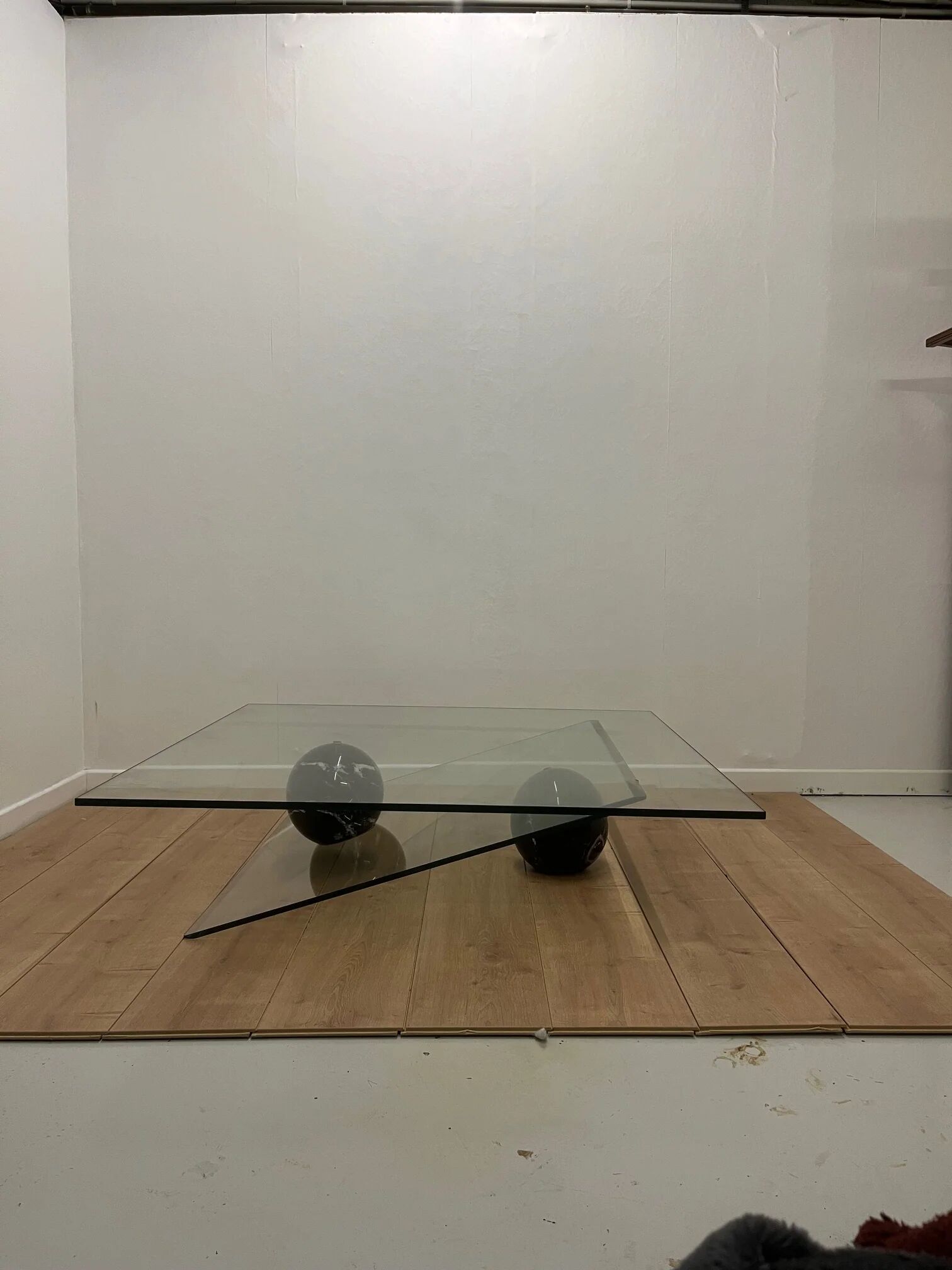 Table basse asymétrique roche bobois en verre et marbre, 1980/90