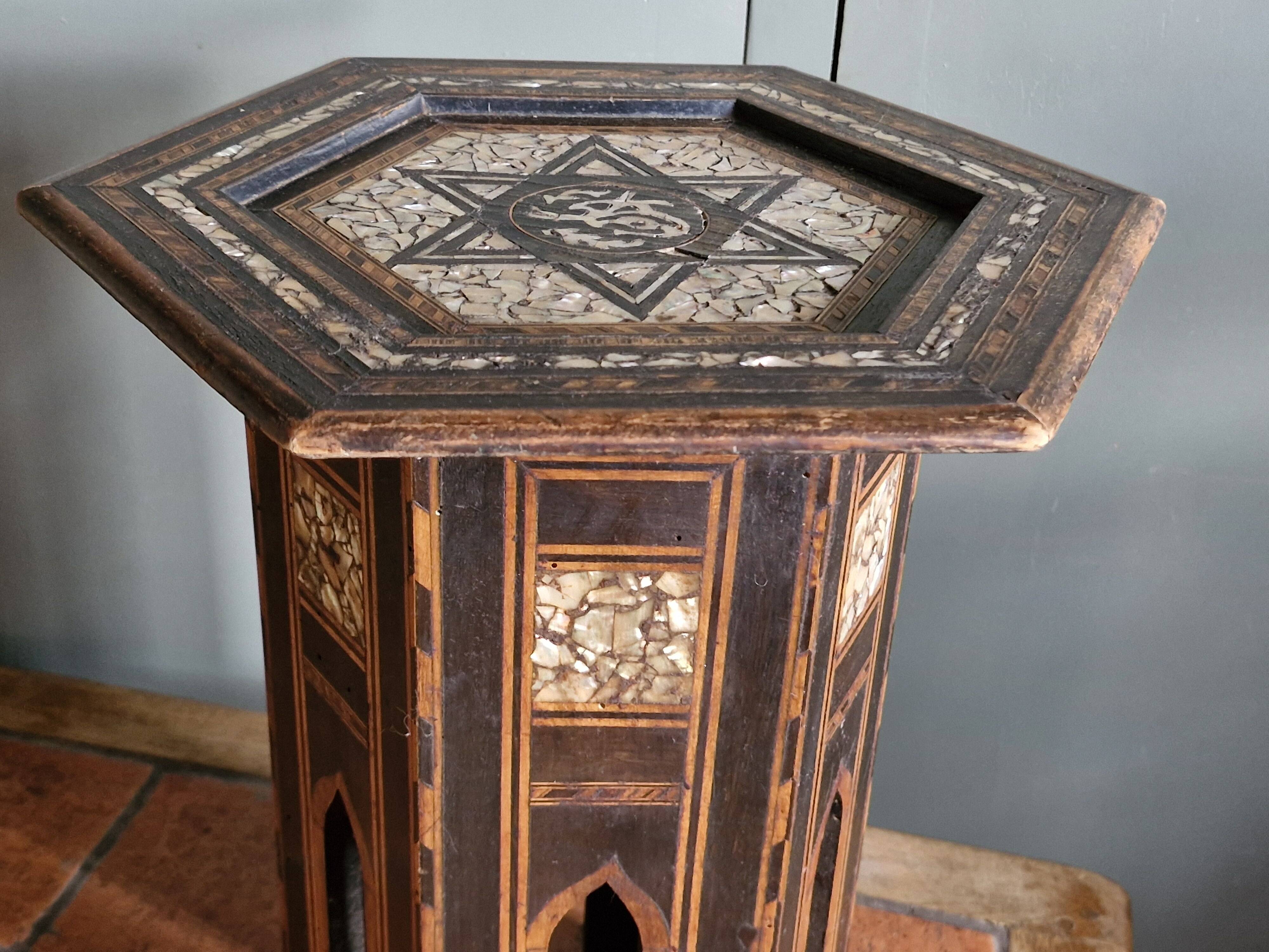 Antique octagonal table with mother-of-pearl inlays - Syria or Egypt