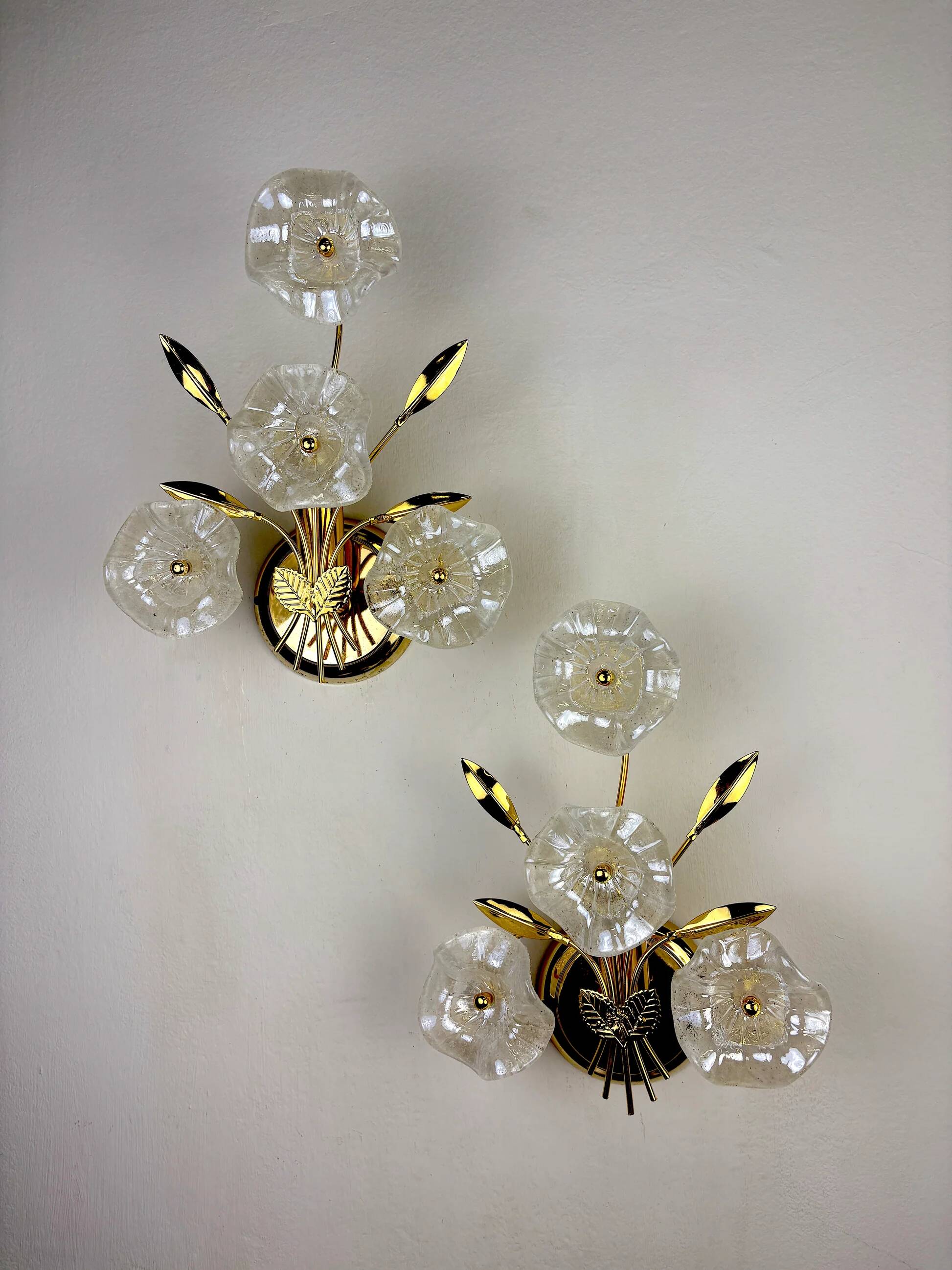 Pair of hibiscus floral sconces, frosted Murano glass, Italy, 1970s