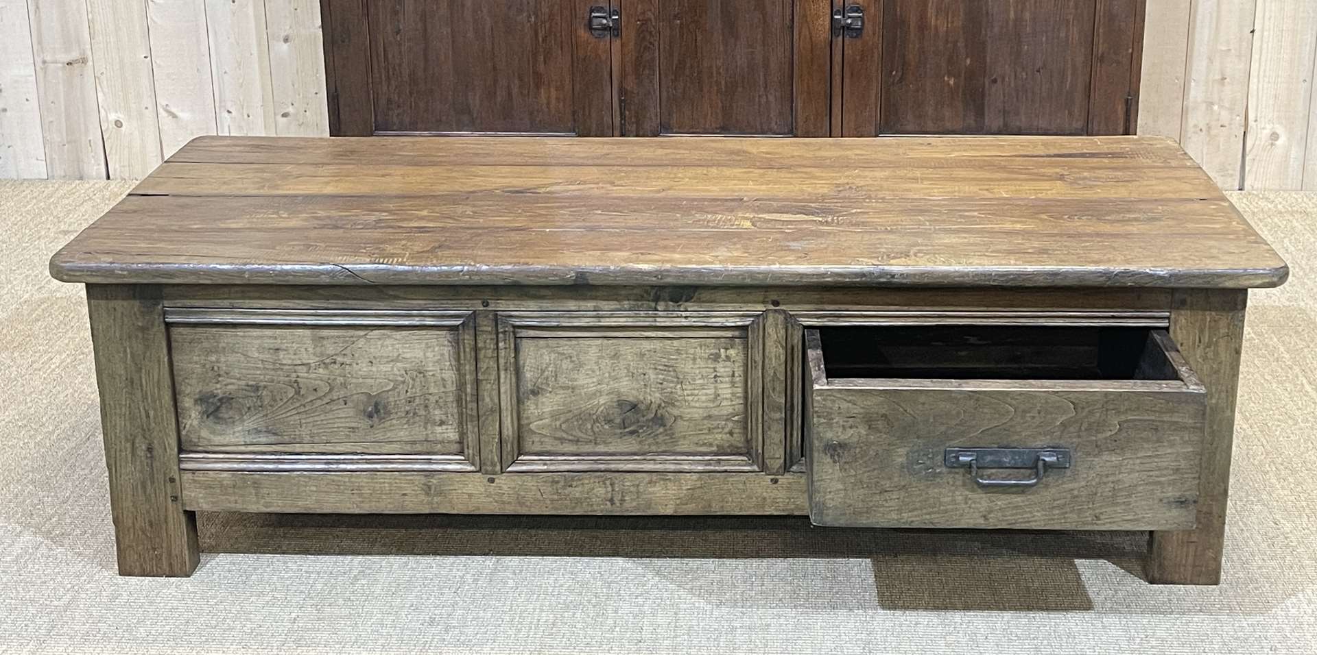 Table basse en châtaignier du XIXème à 3 tiroirs