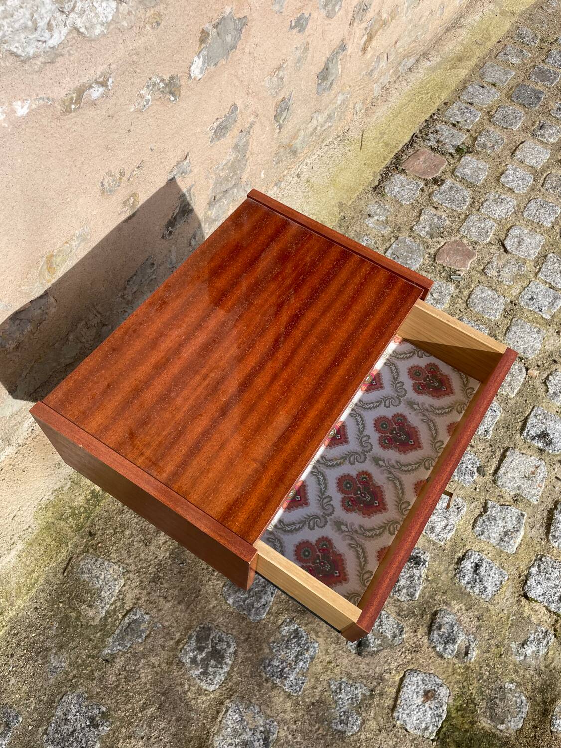 Table de nuit en bois et métal doré