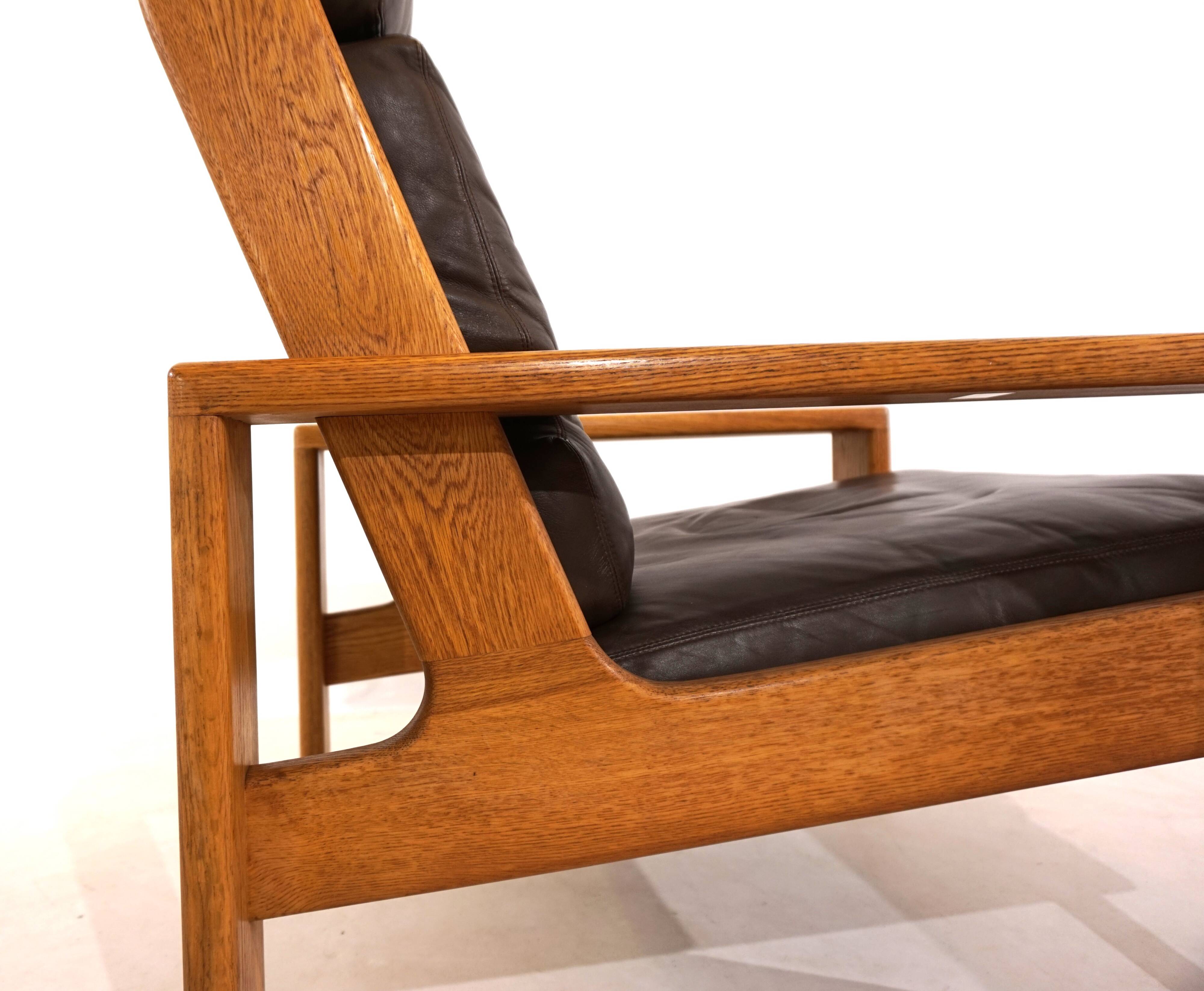 Fauteuil en cuir marron à dossier haut Asko Bonanza par Esko Pajamies