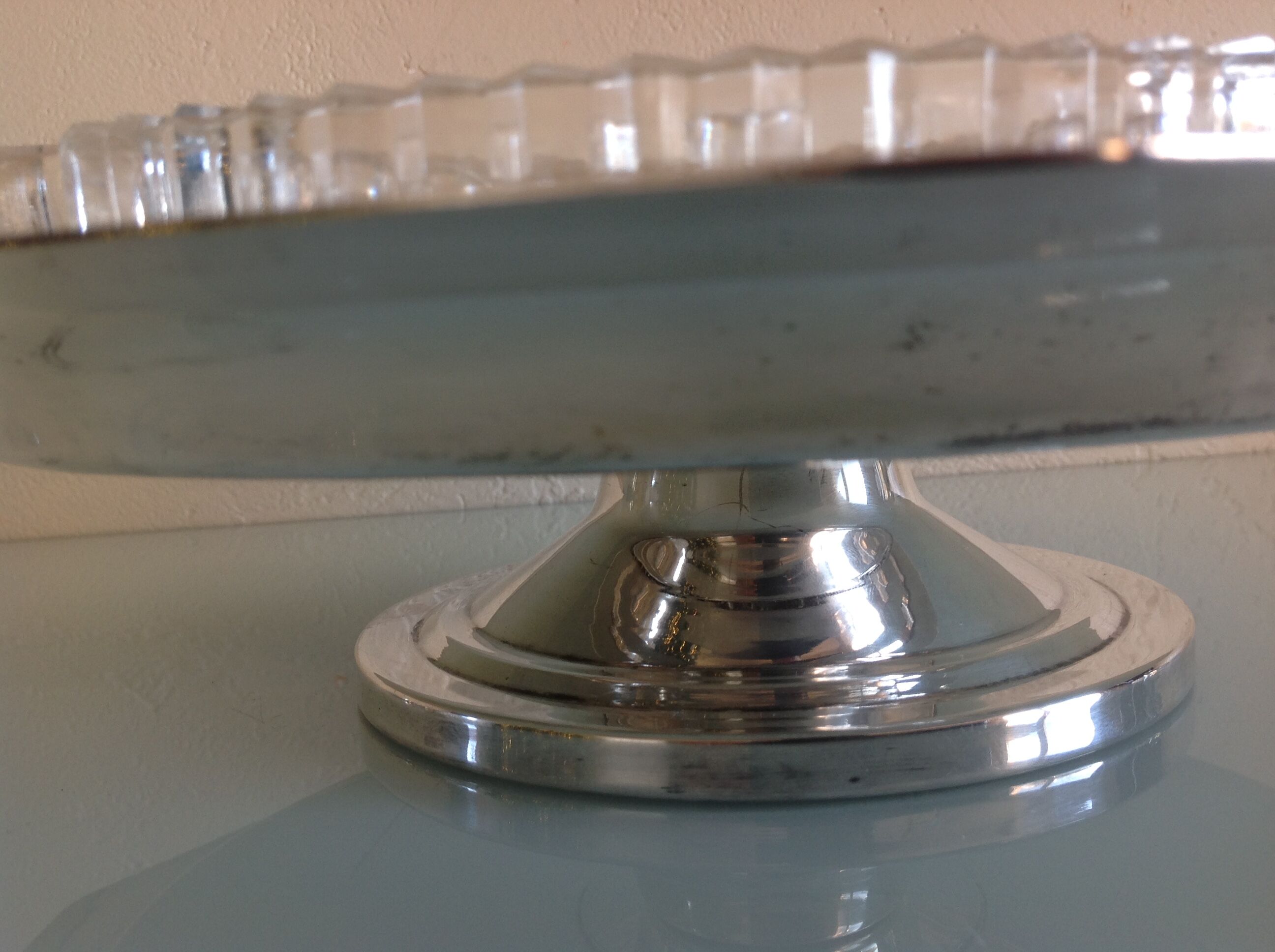 Servant of table on foot shower in silver metal art deco style