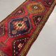 Tapis de couloir vintage géométrique rouge bordeaux en laine, tapis noué à la main des années 1950