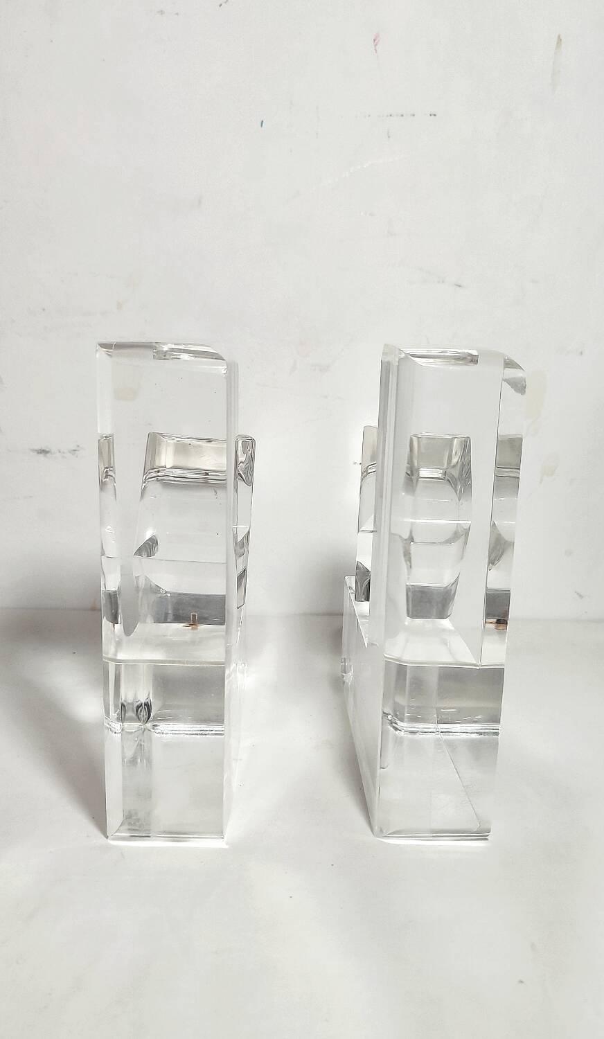 Par de sujeta libros de metacrilato. España, 1980s.