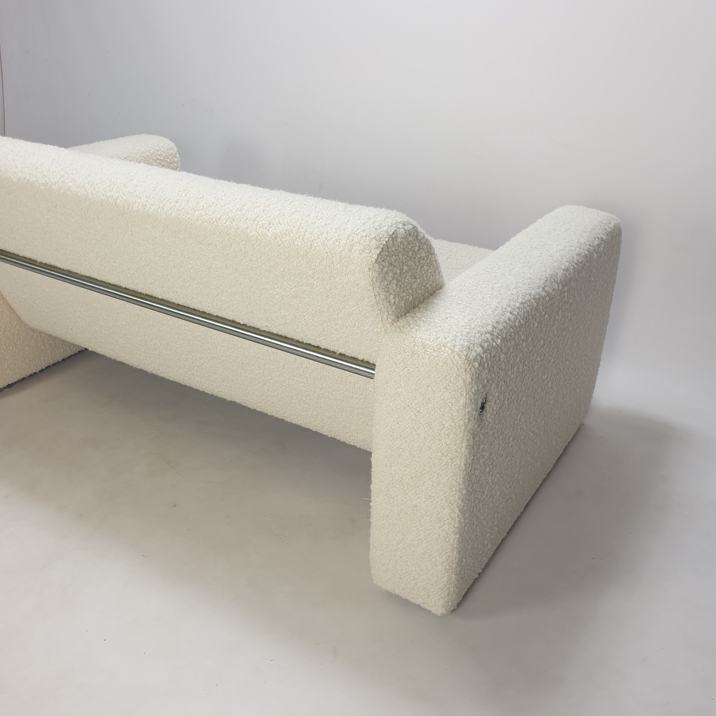 Two-seater sofa Model 691 by Artifort, 1980s.