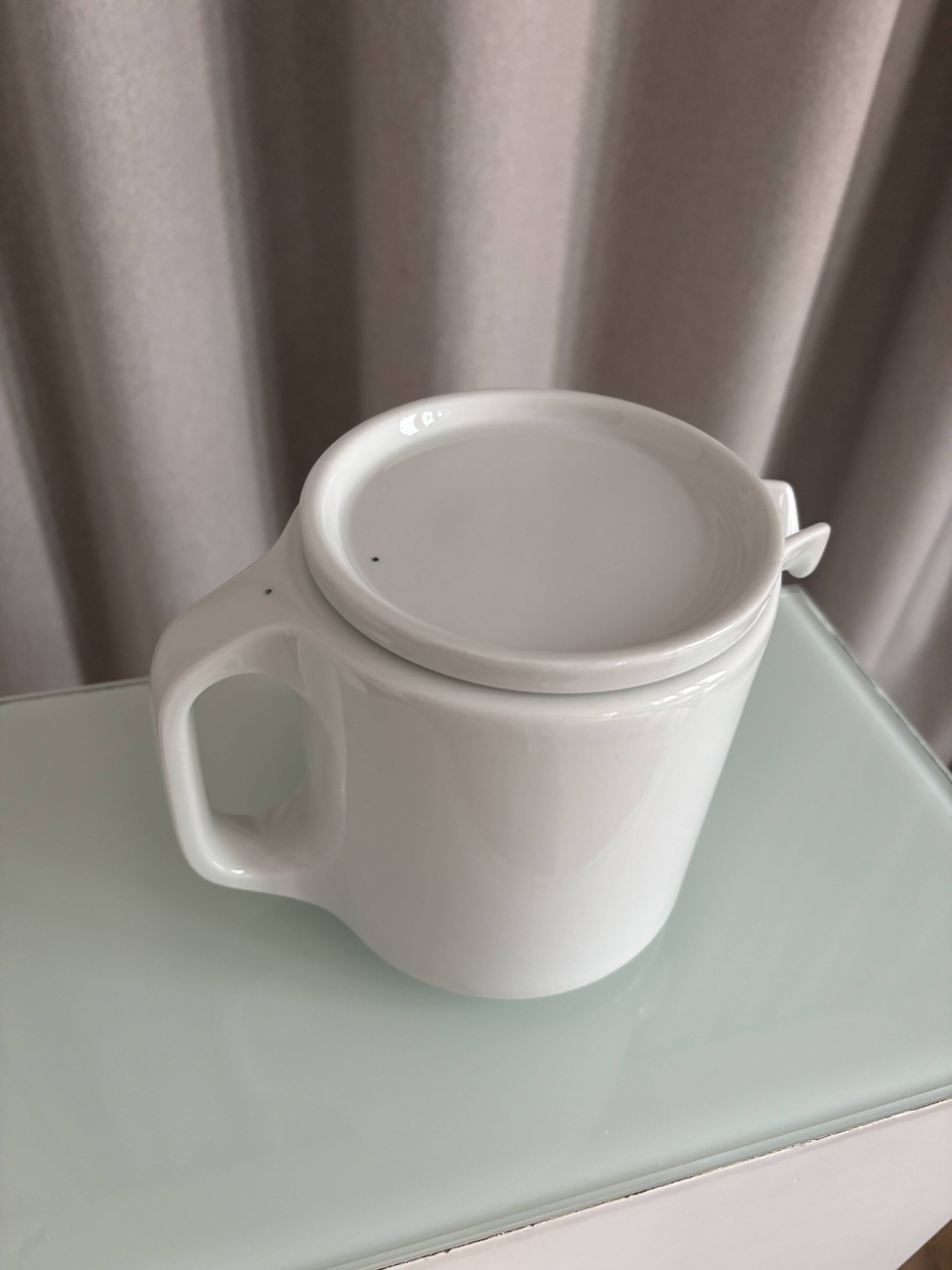 Thomas Rosenthal TC 100 porcelain teapot, designed by Hans Roericht