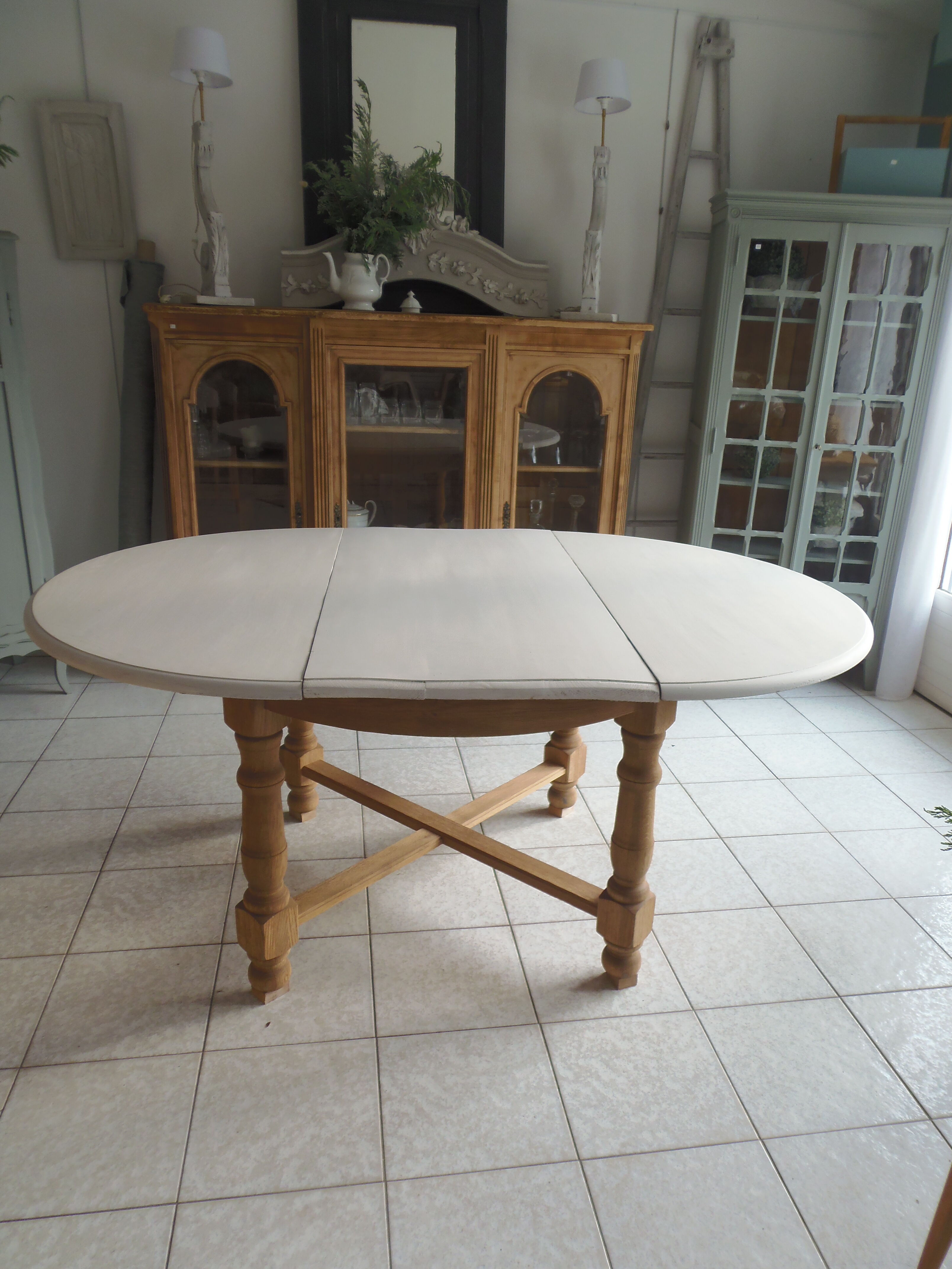 Round table with 1 extension oak base tray and patinated extension pearl gray.