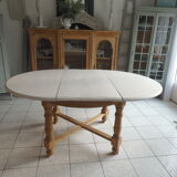 Round table with 1 extension oak base tray and patinated extension pearl gray.