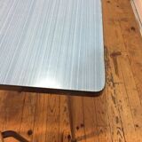 Table en formica bleu