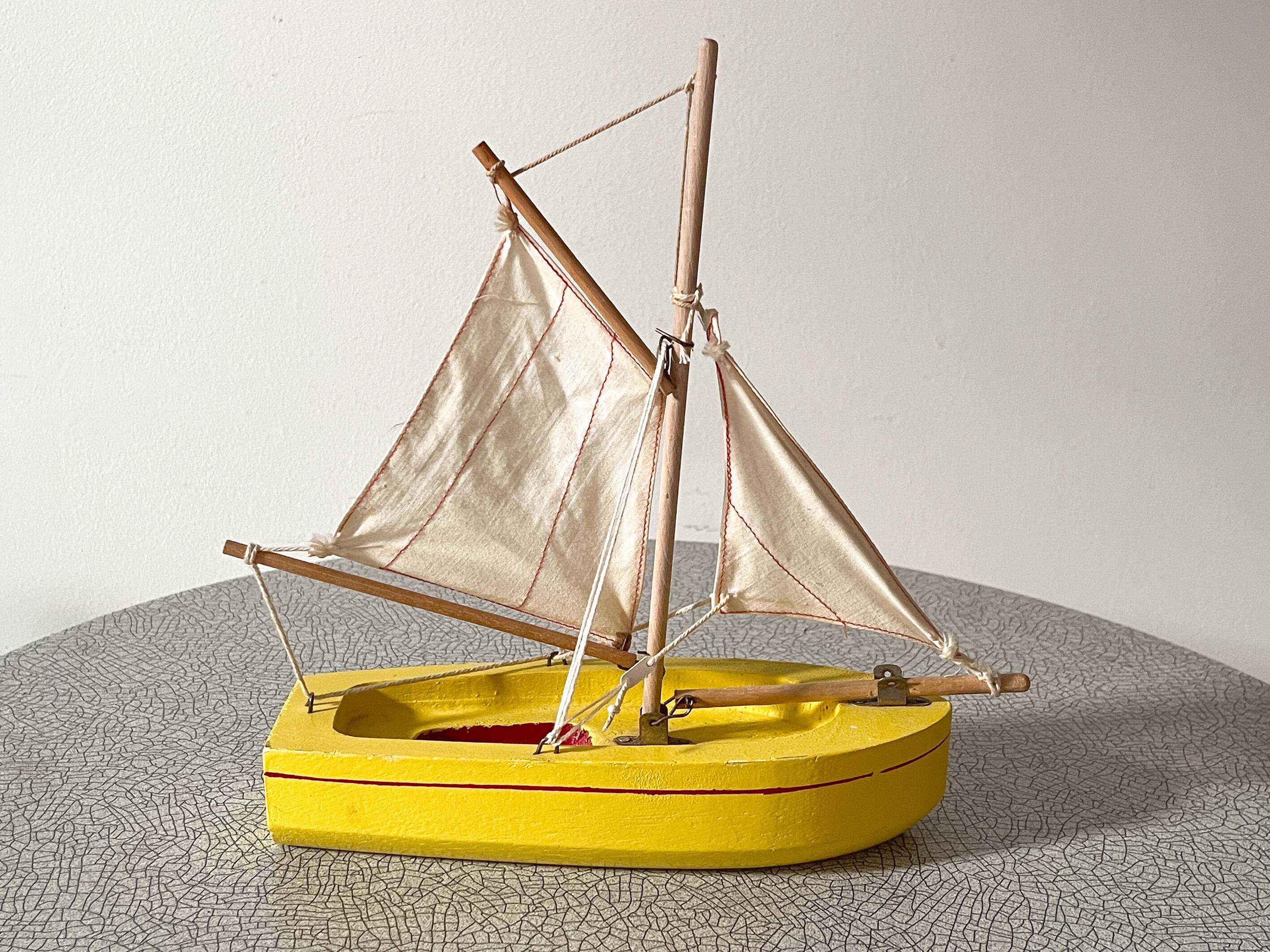 Wooden pond yacht from the English brand Star'Yacht Birkenhead.