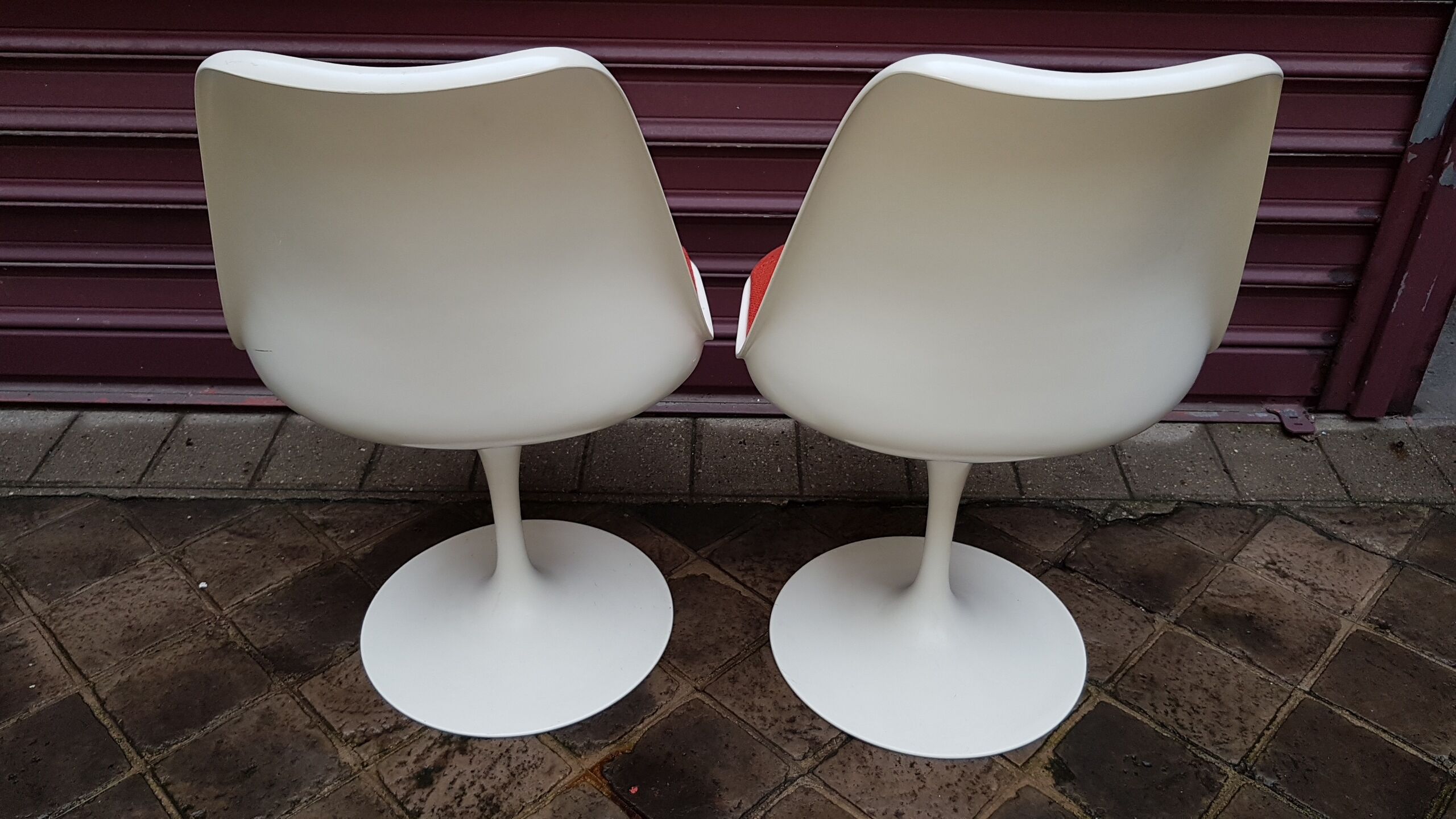 Pair of chairs from Eero Saarinen Knoll International Edition
