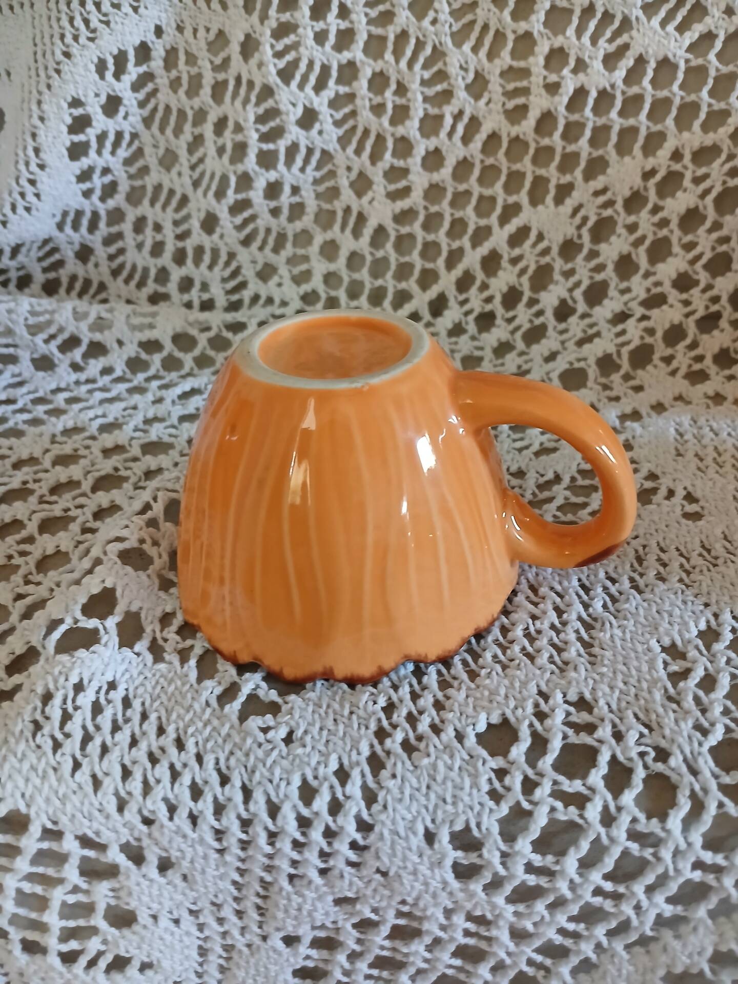 6 tasses à café et soucoupes style barbotine