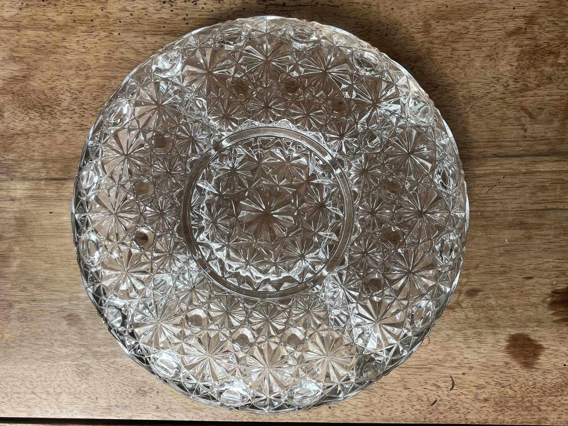 Plat en verre pressé