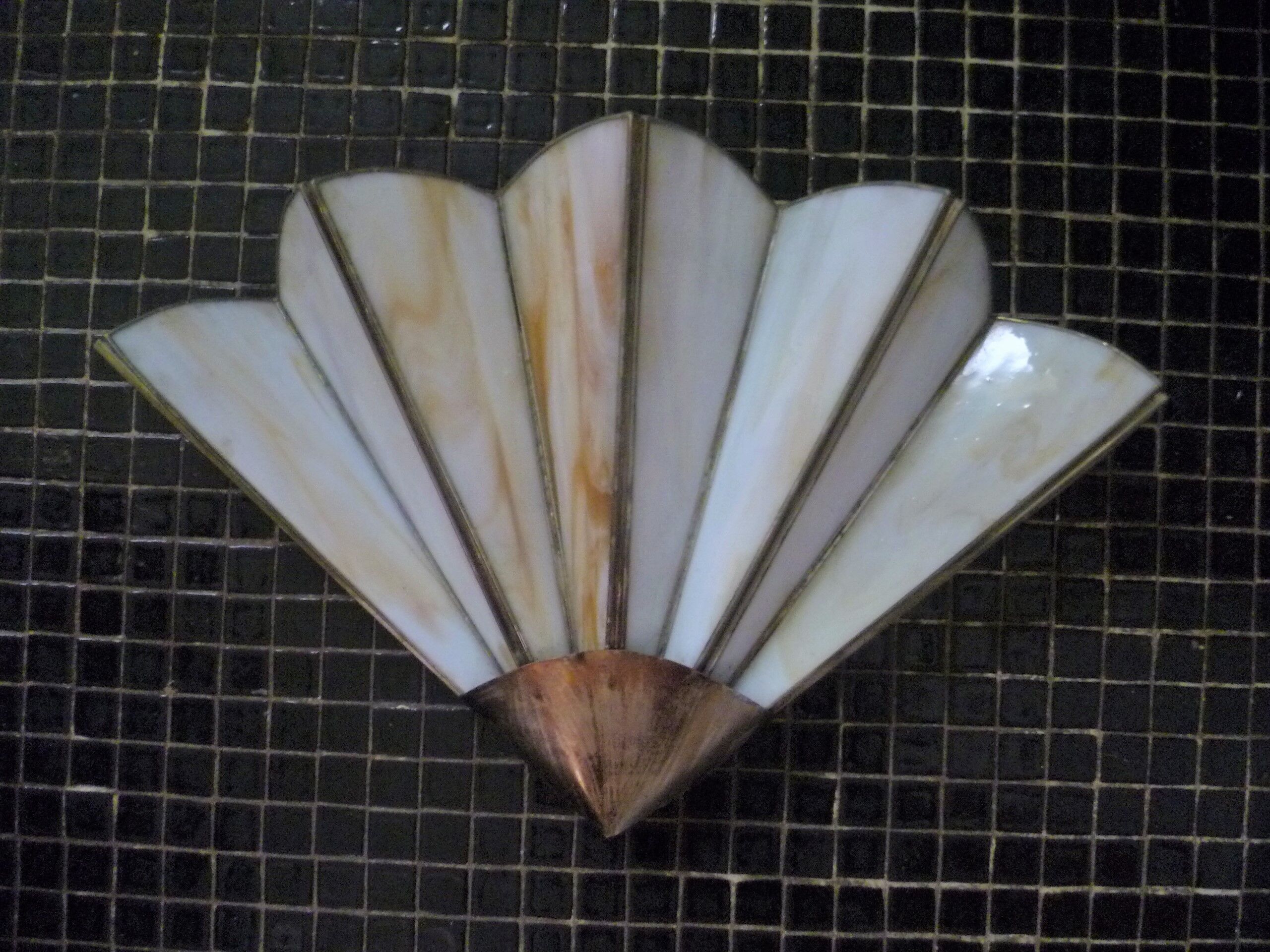 70's "fan" wall light in mother-of-pearl and vintage metal