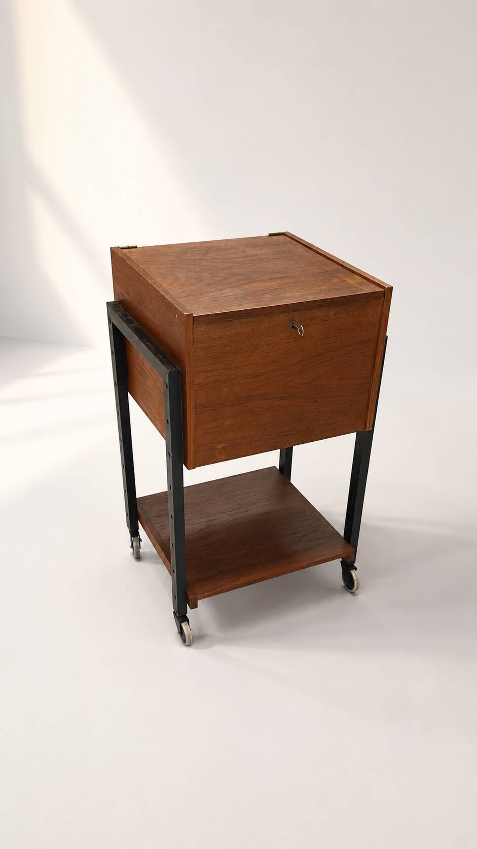 Table d'appoint / chariot des années 50 en bois et métal