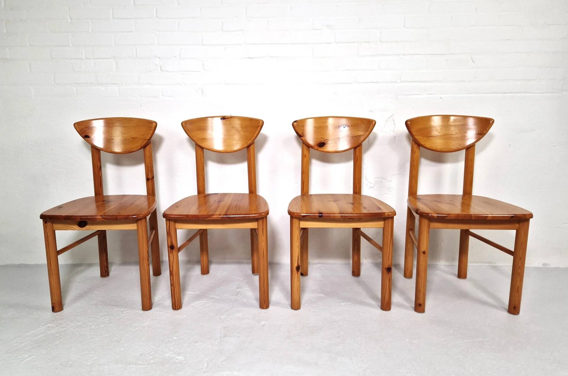Set of 4 Daumiller pine dining chairs