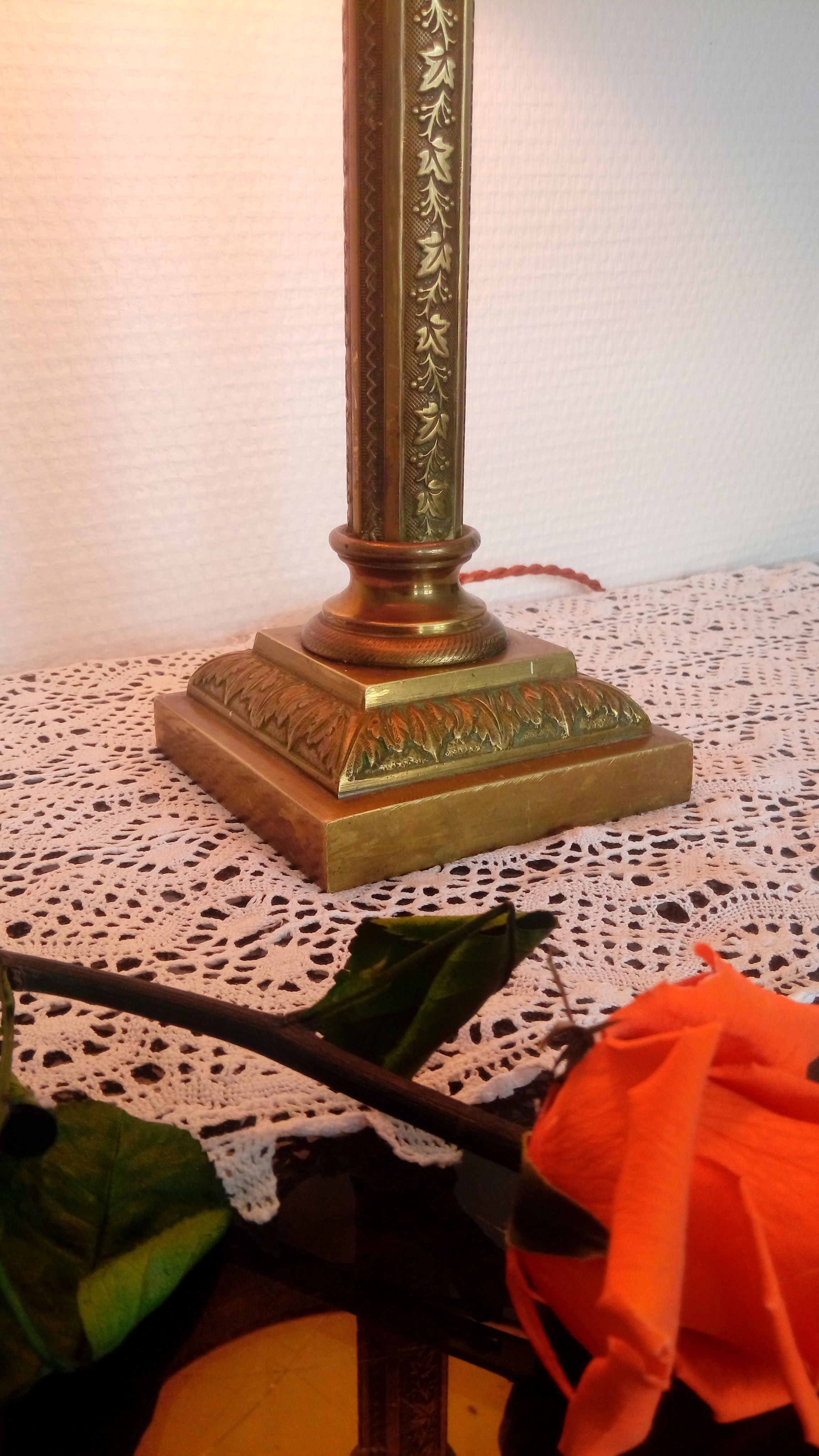 Bronze and brass table lamp, floral decoration with vine leaves