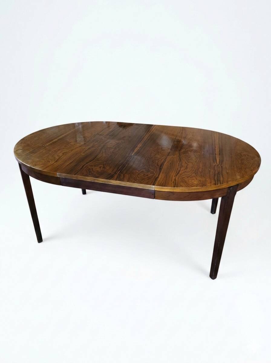 Scandinavian extendable table in rosewood from the 1960s.
