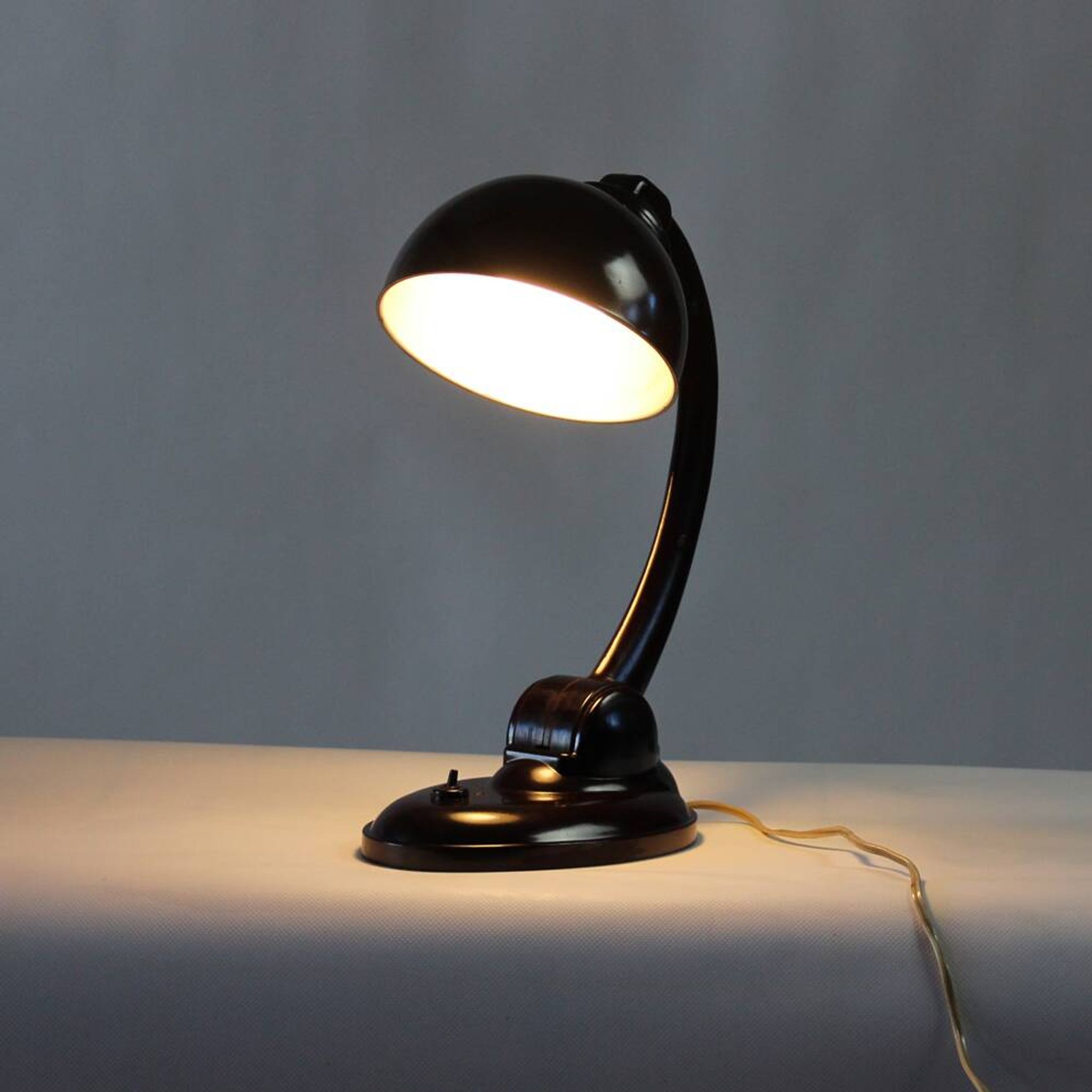 Lampe de table en bakélite modèle 11126 par Eric Kirkman Cole, années 1930