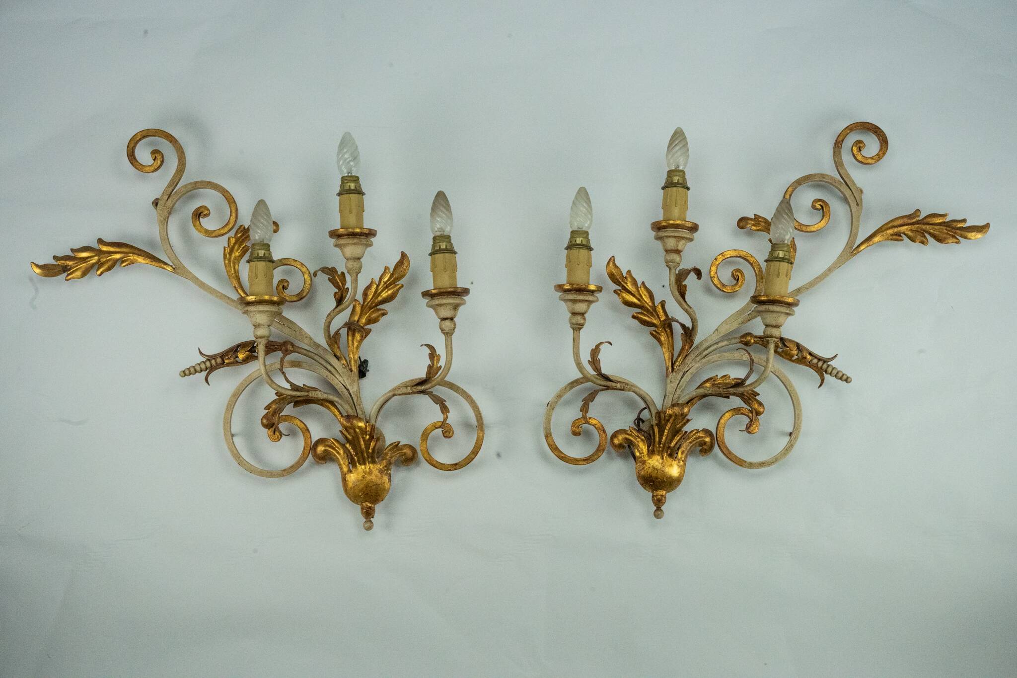 Pair of large floral wall lamps in gilded and lacquered metal. Italy 1960s