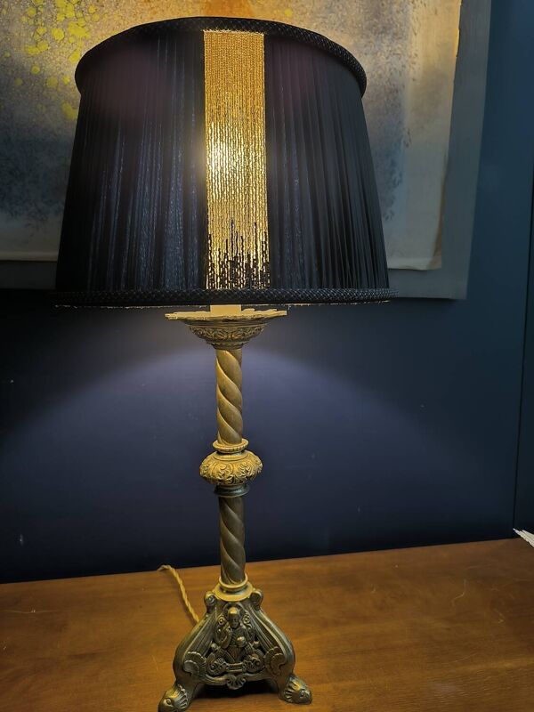Bougeoir ancien en bronze fin XIXe. Monté en lampe.