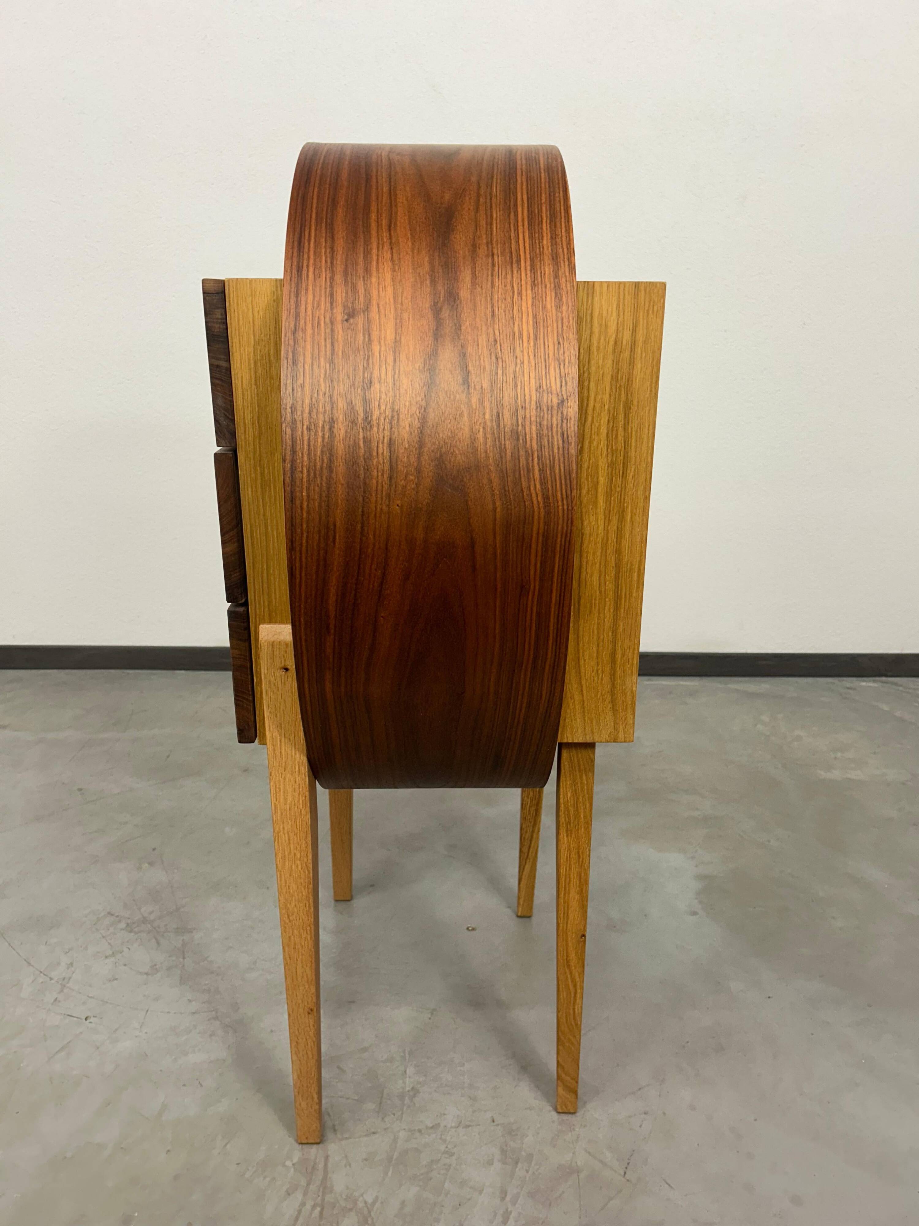 Commode ovale en bois cintré par Kreatippcci Studio