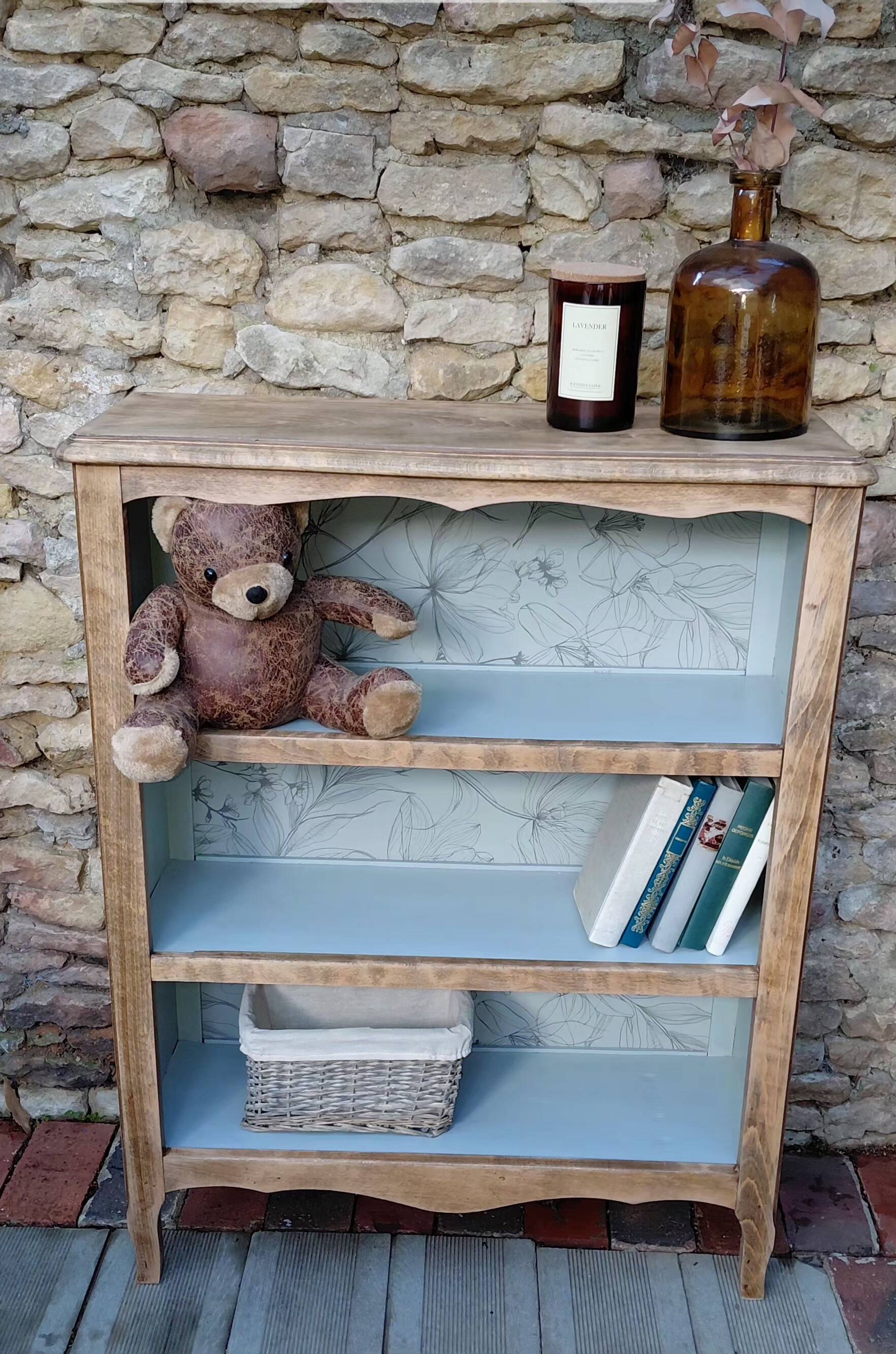 Small upcycled vintage bookshelf – Wood and floral background