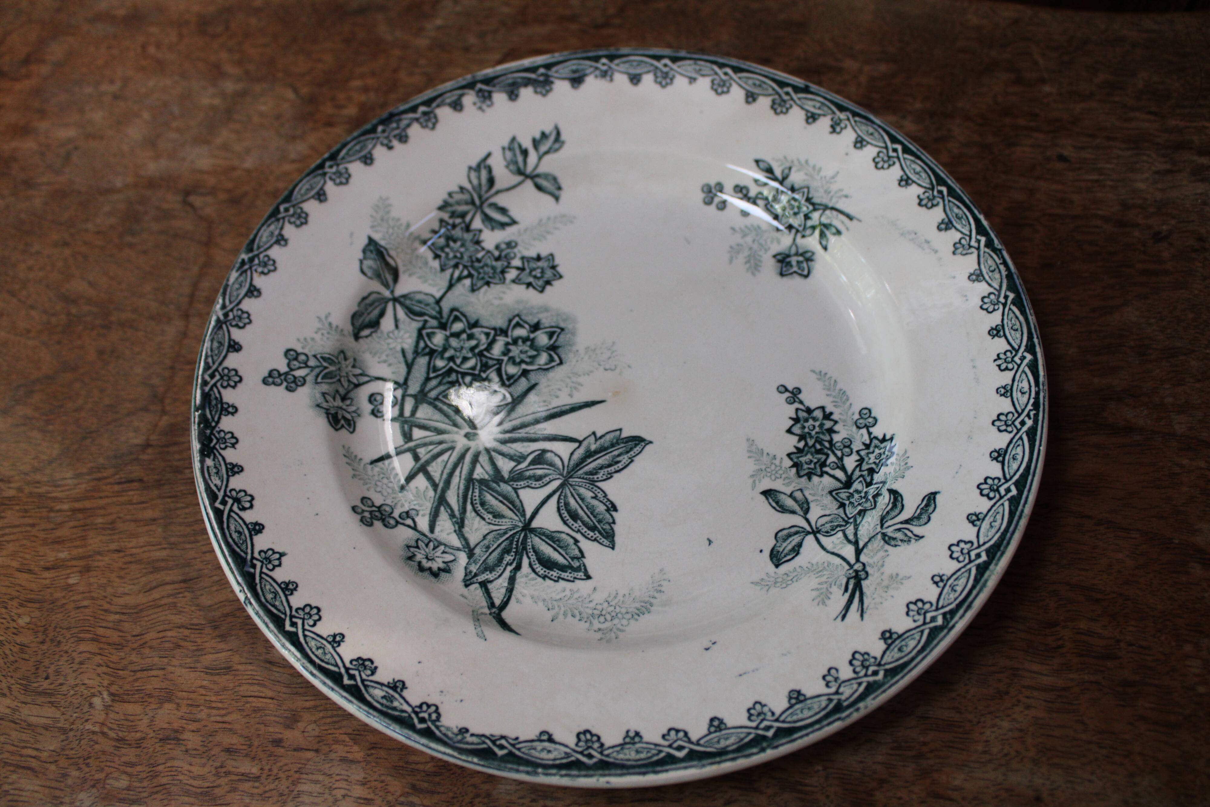 Set of 7 flat plates Sté Amandinoise St Amand, model Margot