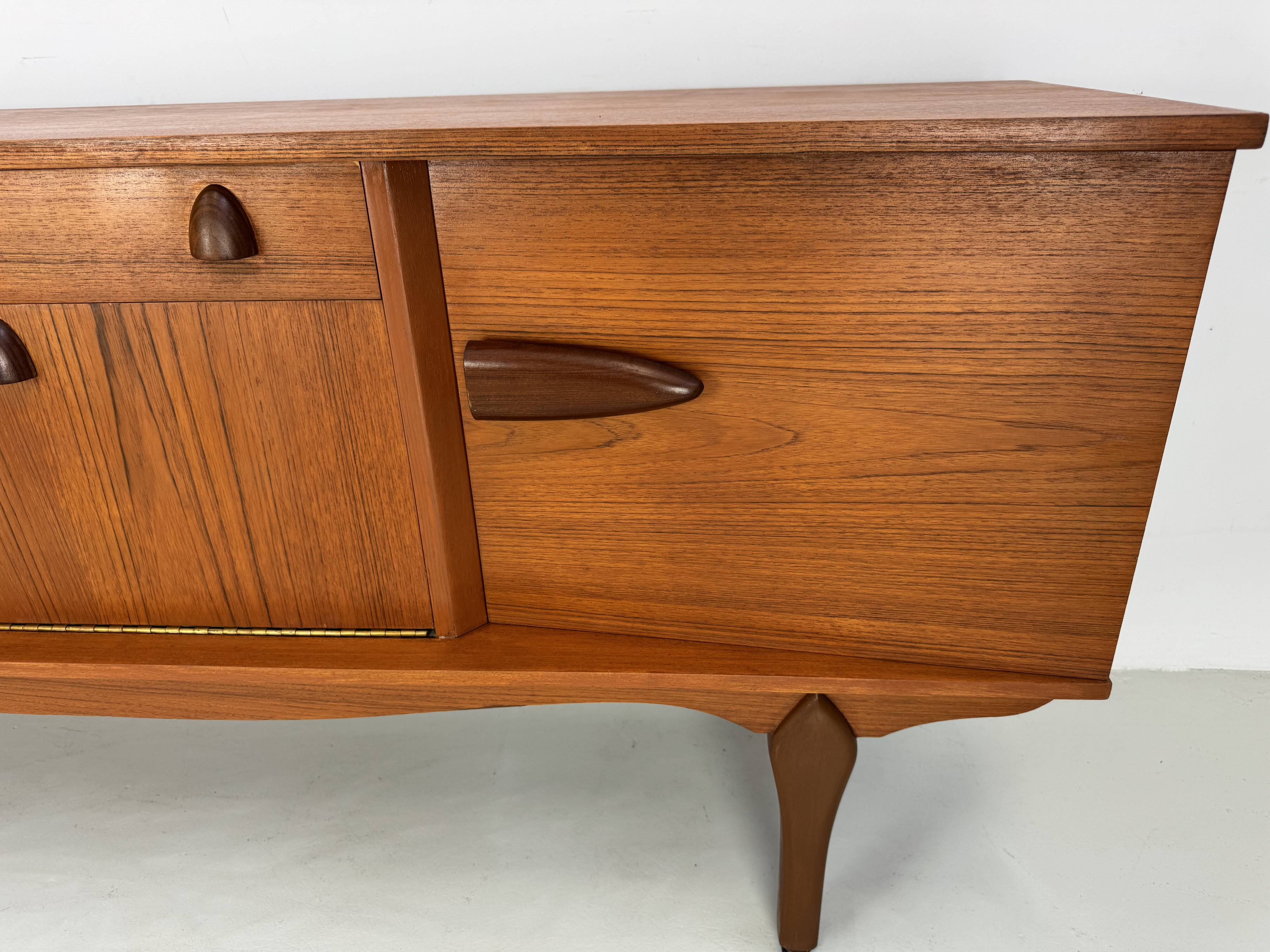 Buffet unique de style art déco des années 60 avec poignées en palissandre.