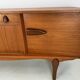 Buffet unique de style art déco des années 60 avec poignées en palissandre.