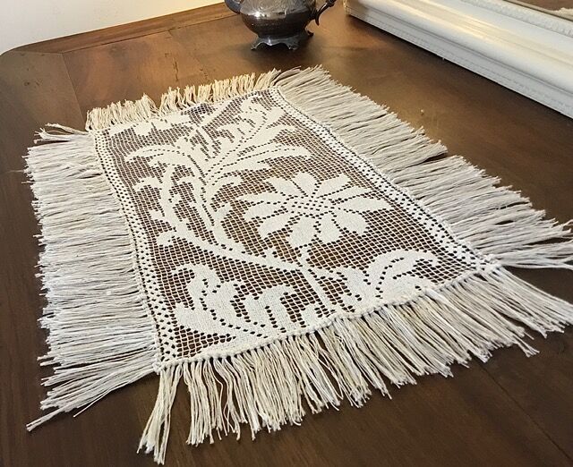 Rectangular-shaped napperon in embroidered mesh, foliage decoration and large fleu