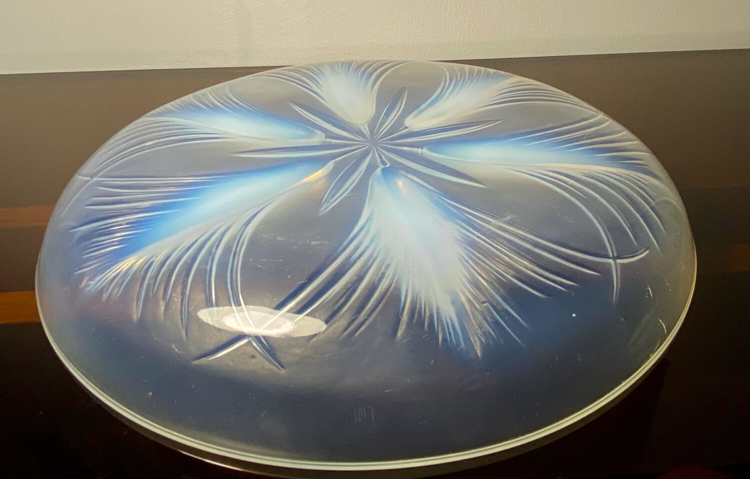 Verlys opalescent /opaline decorative tray (d.32.3cm)