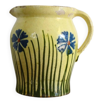 Pichet ancien en faïence française orné de fleurs peintes à la main