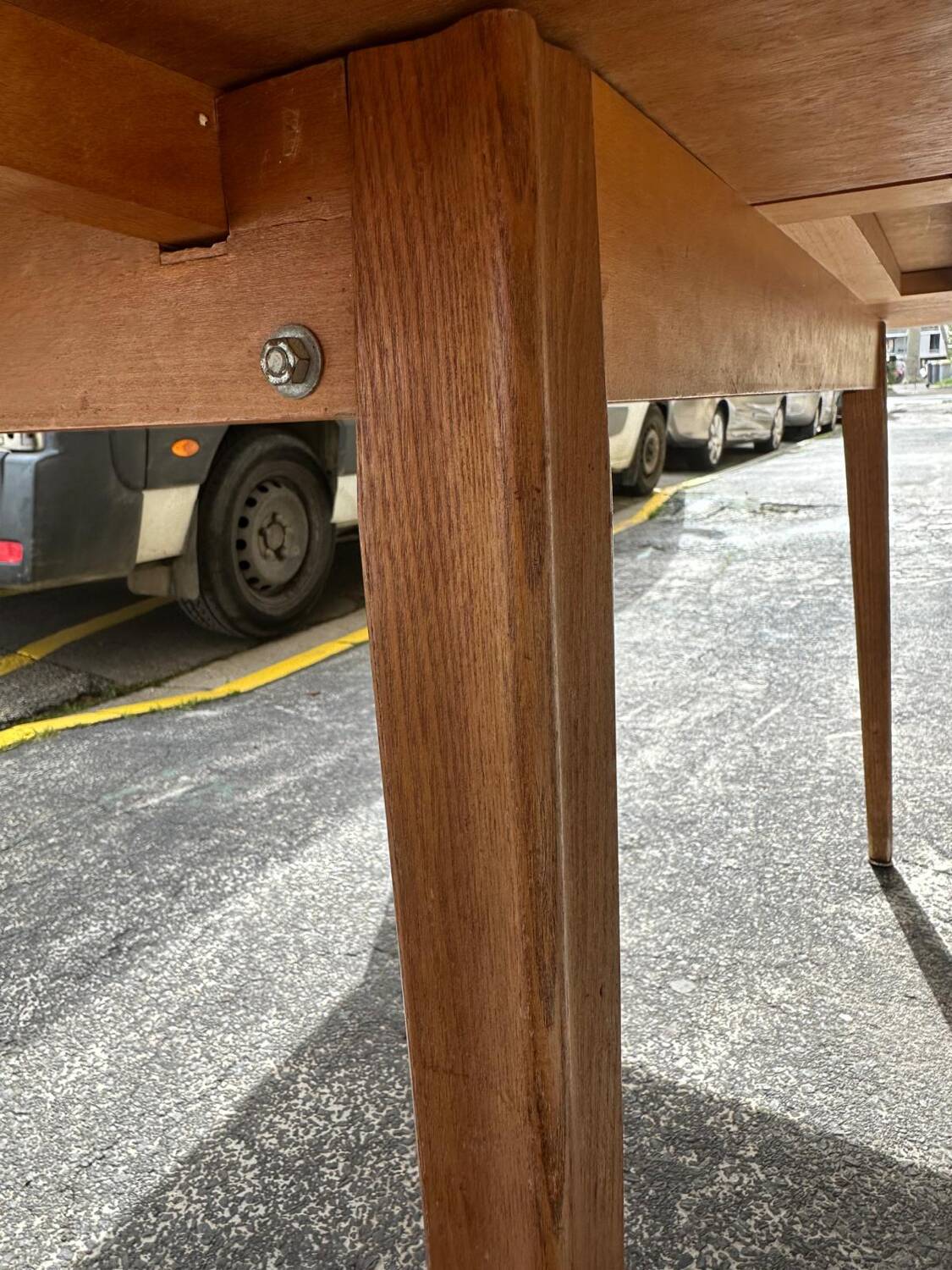 Scandinavian extendable dining table in teak veneer.