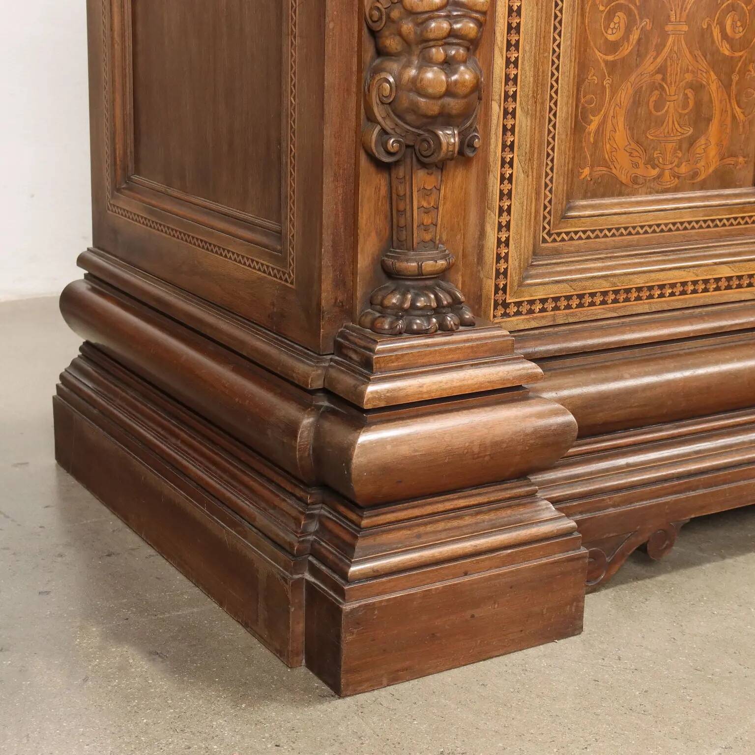 Buffet ancien néo-Renaissance en noyer avec incrustations d’érable, XXe siècle