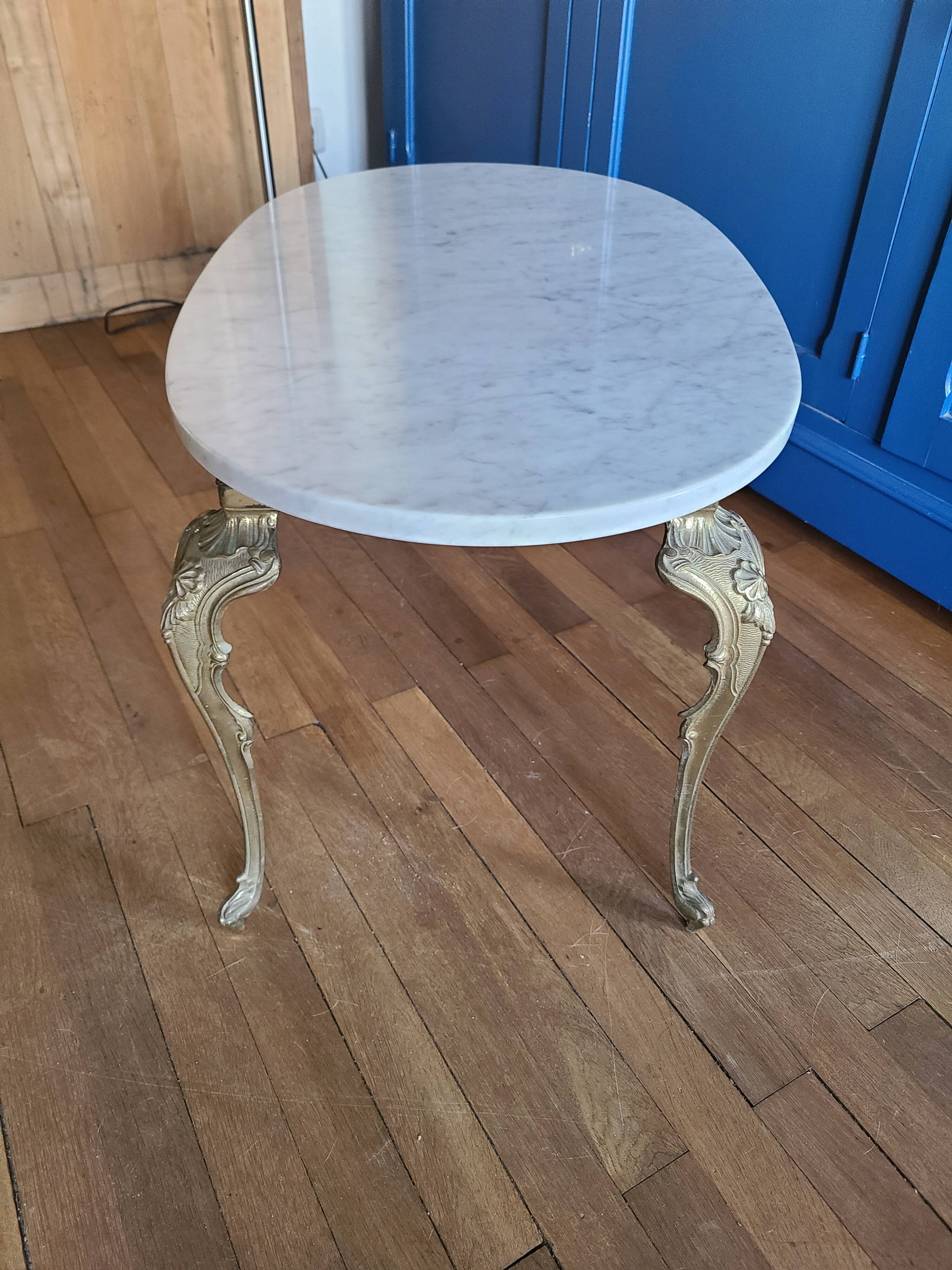Coffee table in white Carrara marble