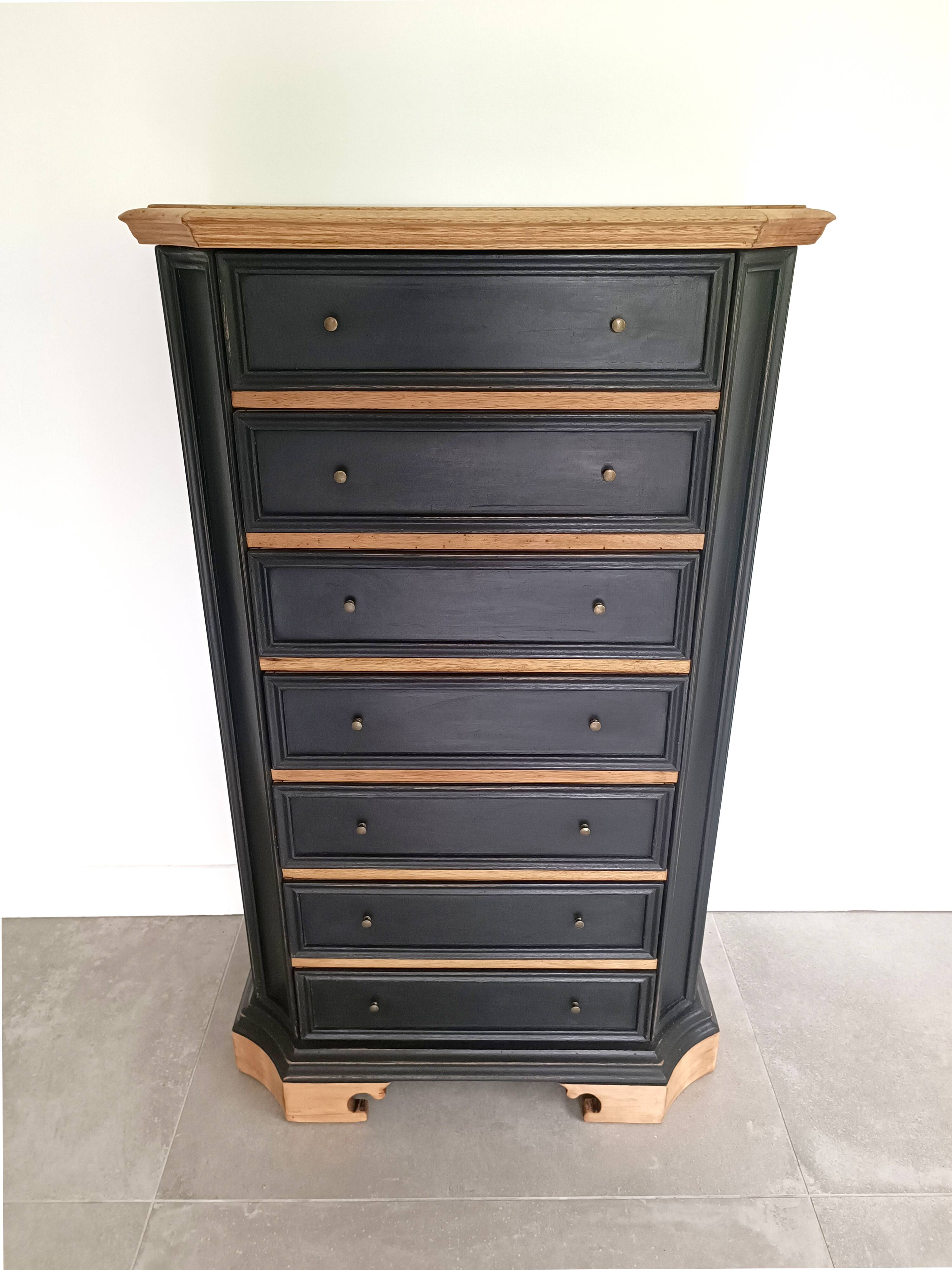 Seven-drawer chest of solid wood