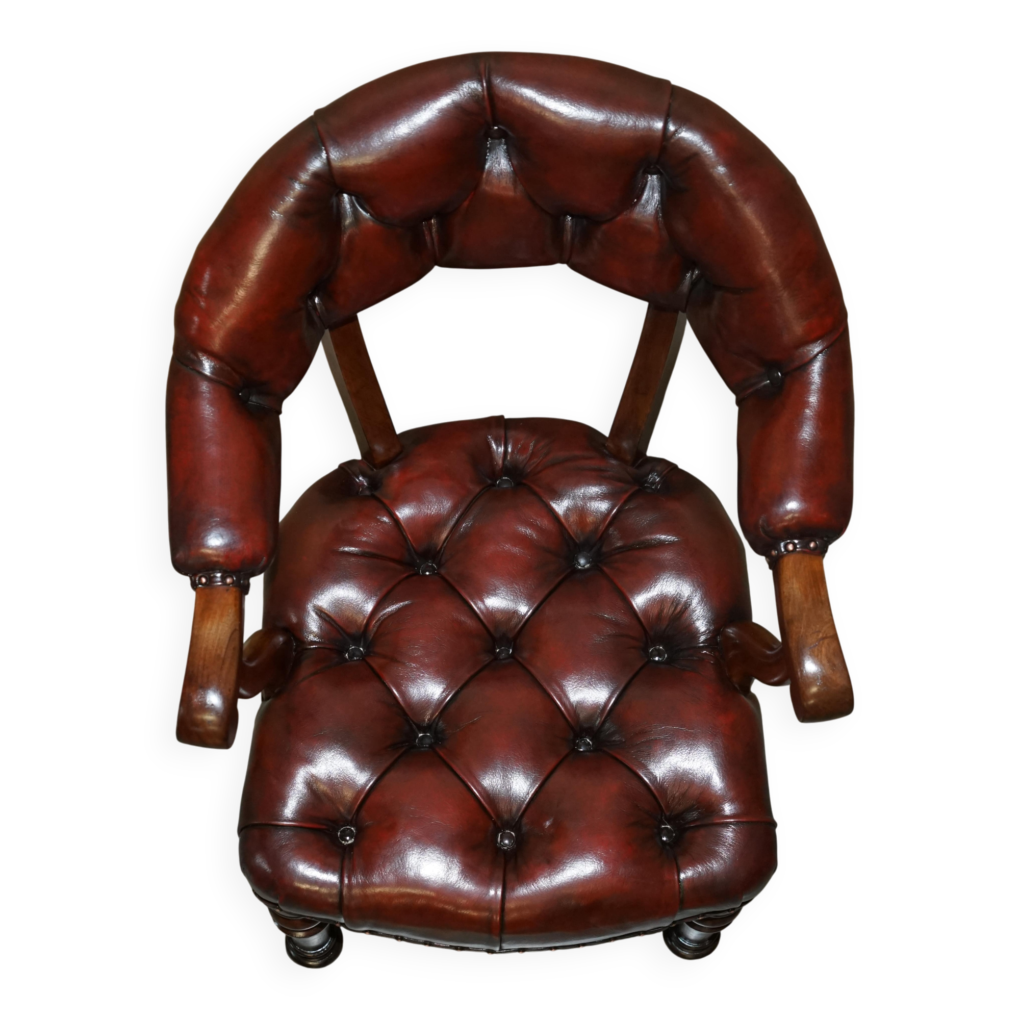 Chesterfield captain's armchair William IV in restored leather with hardwood.