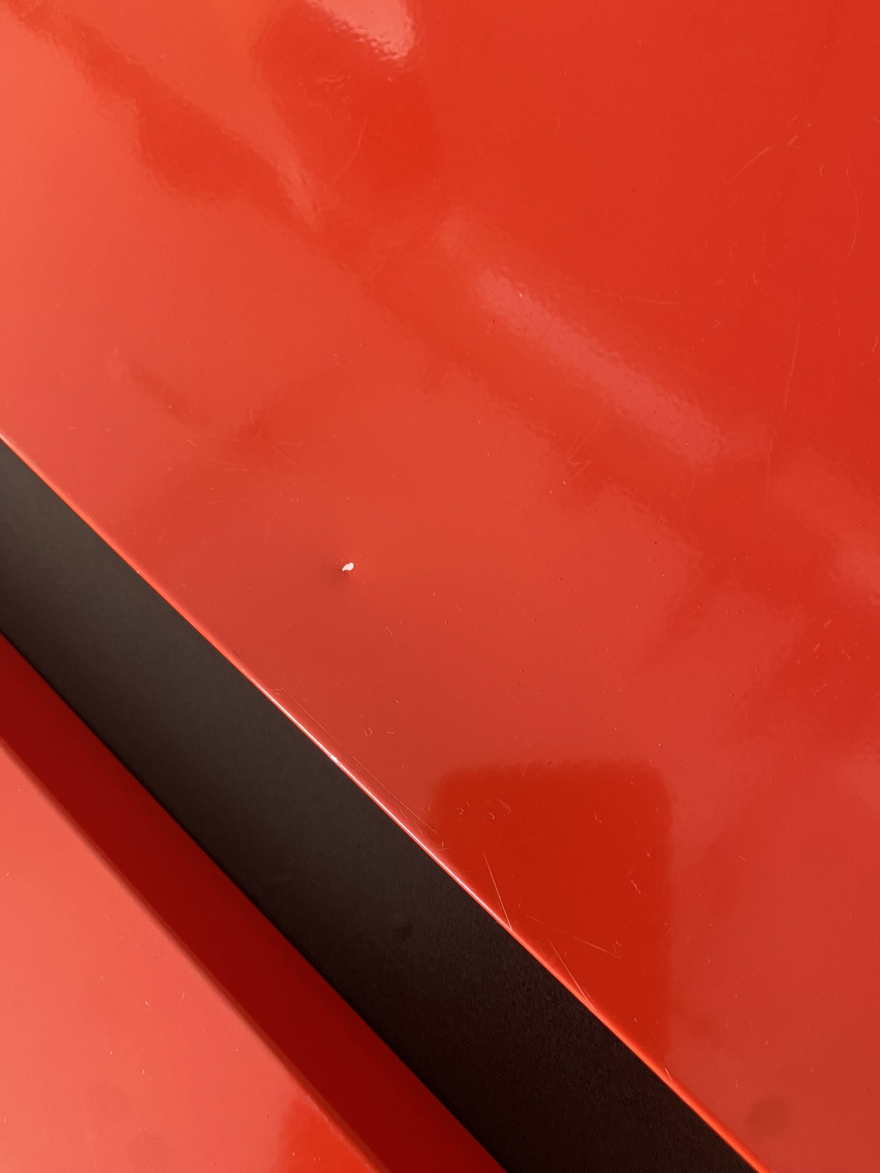 Modular red metal wall shelf in Congresso Lips Vago style.