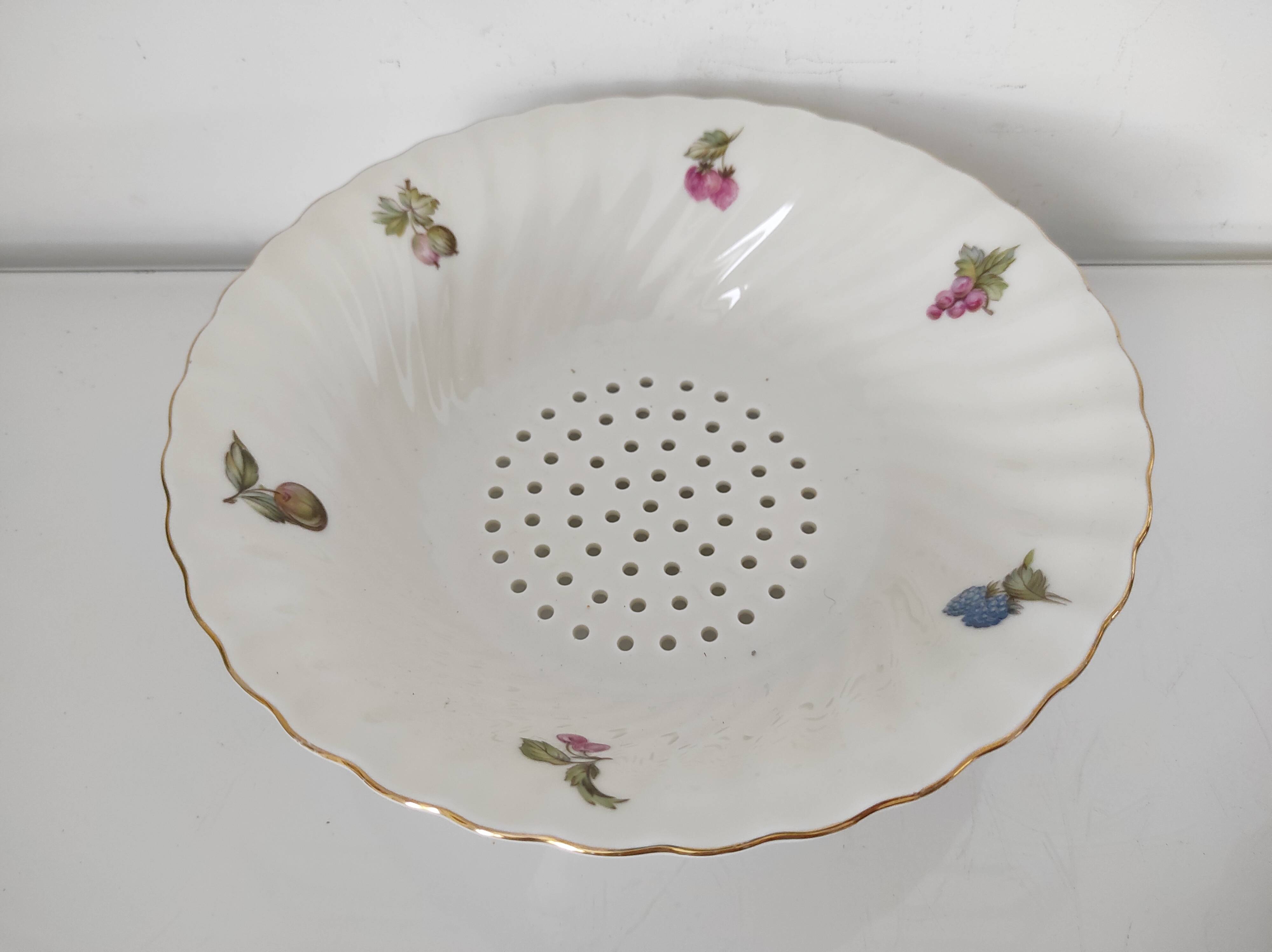Strawberry dish porcelain drainer