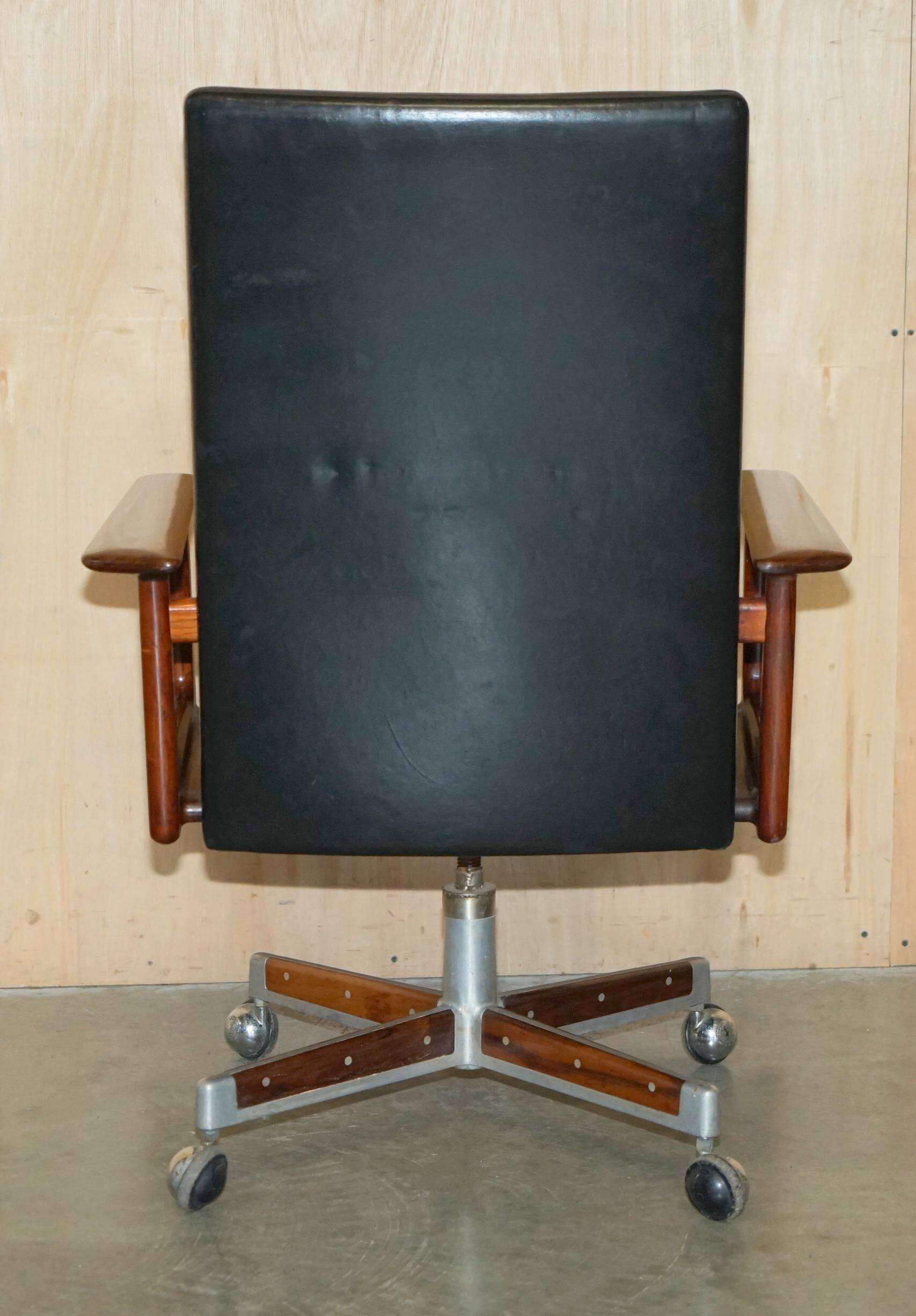 Executive office chair model 419 Arne Vodder for Sibast in hardwood and leather.