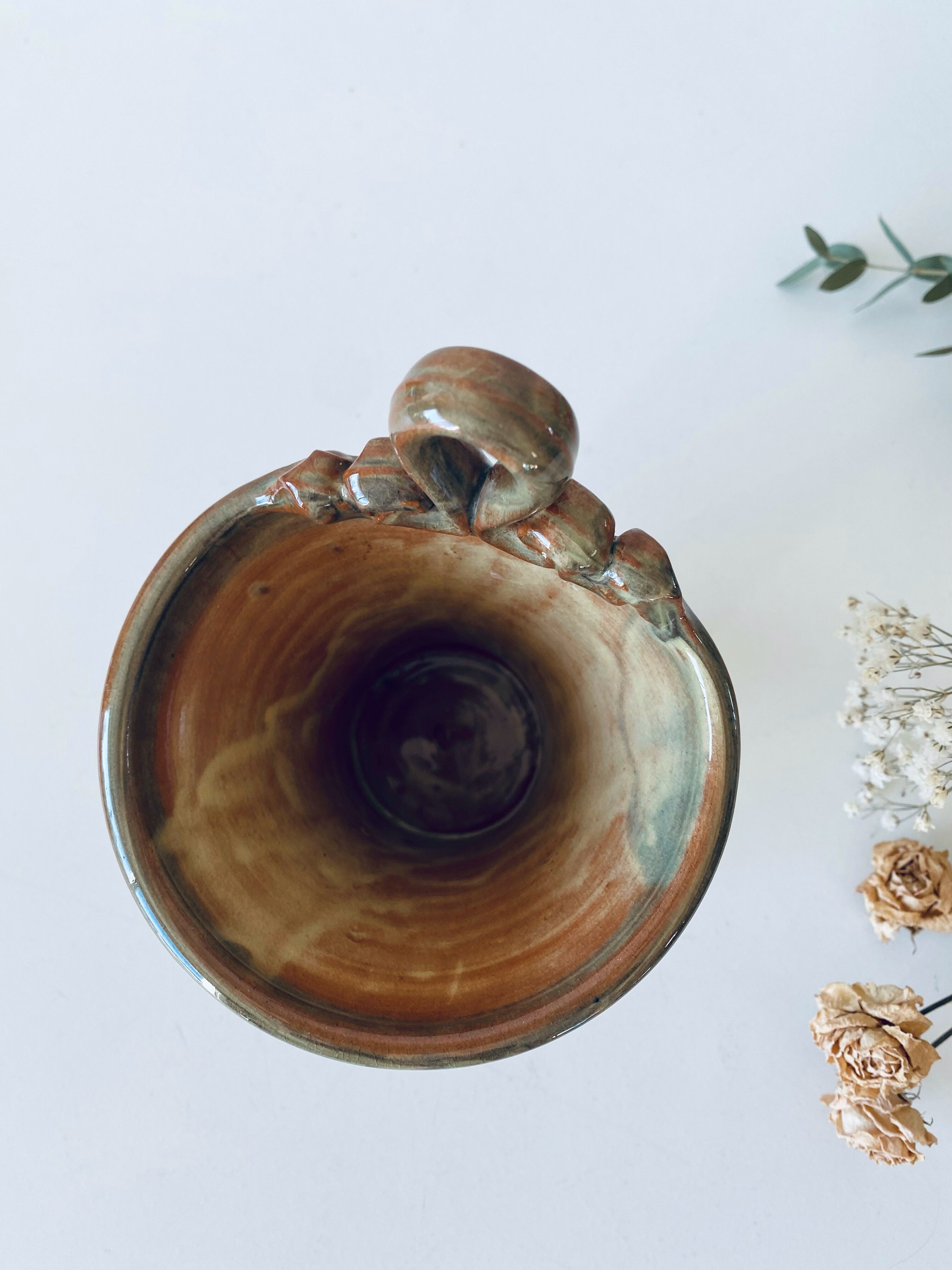 Wall-mounted or laying kitchen pot