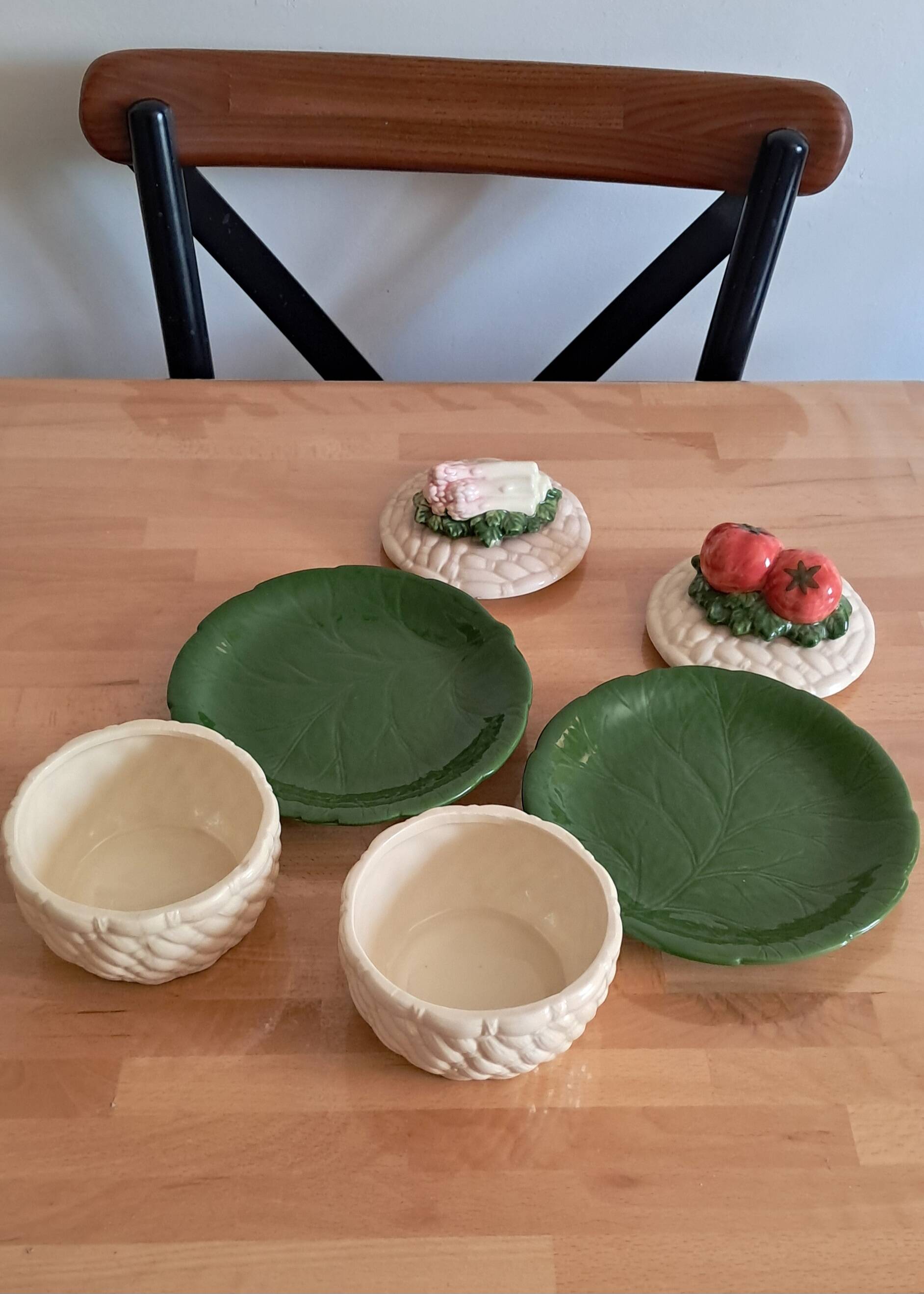 Pots with lids and saucers