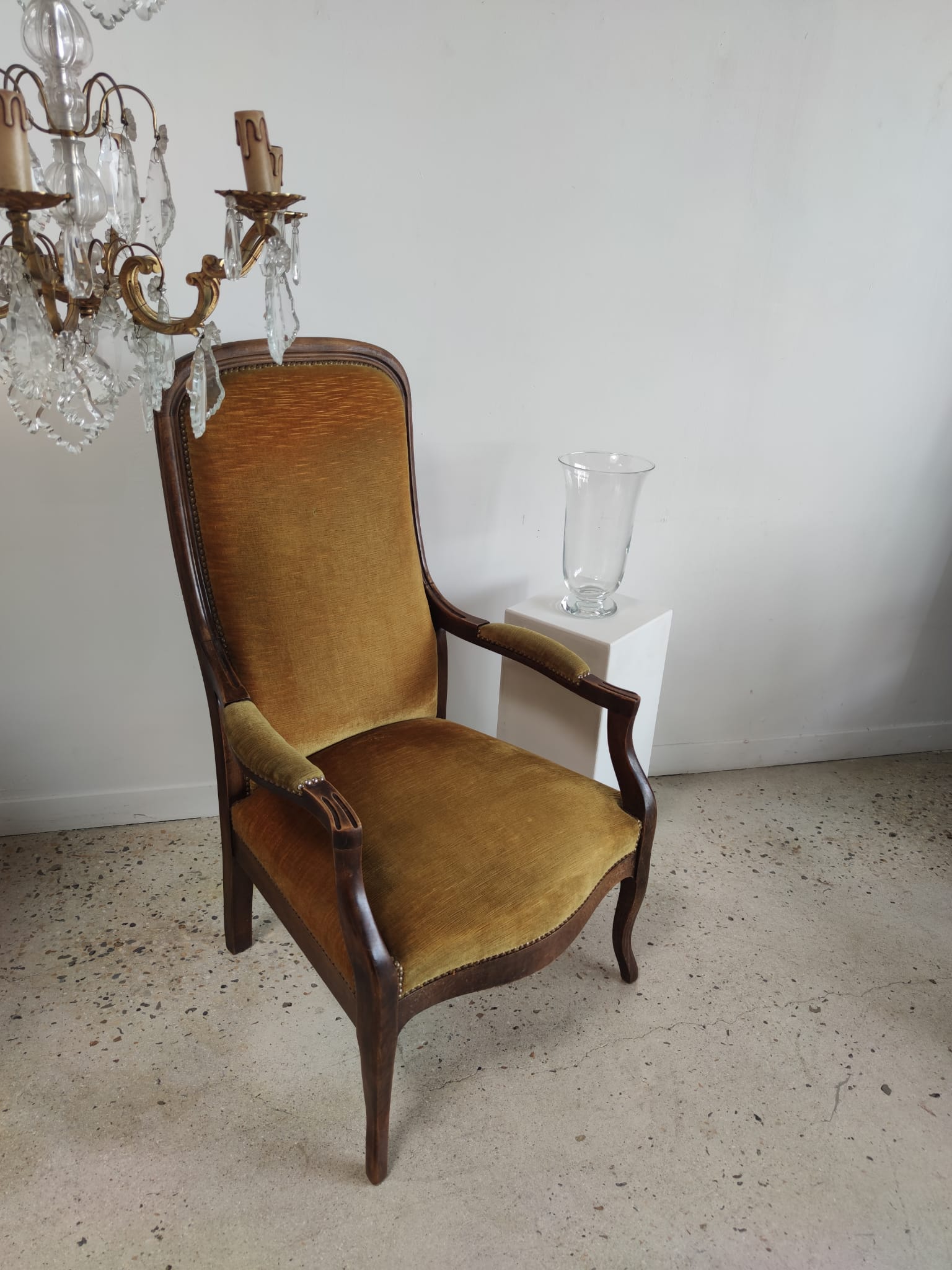 Fauteuil Voltaire garniture de velours jaune